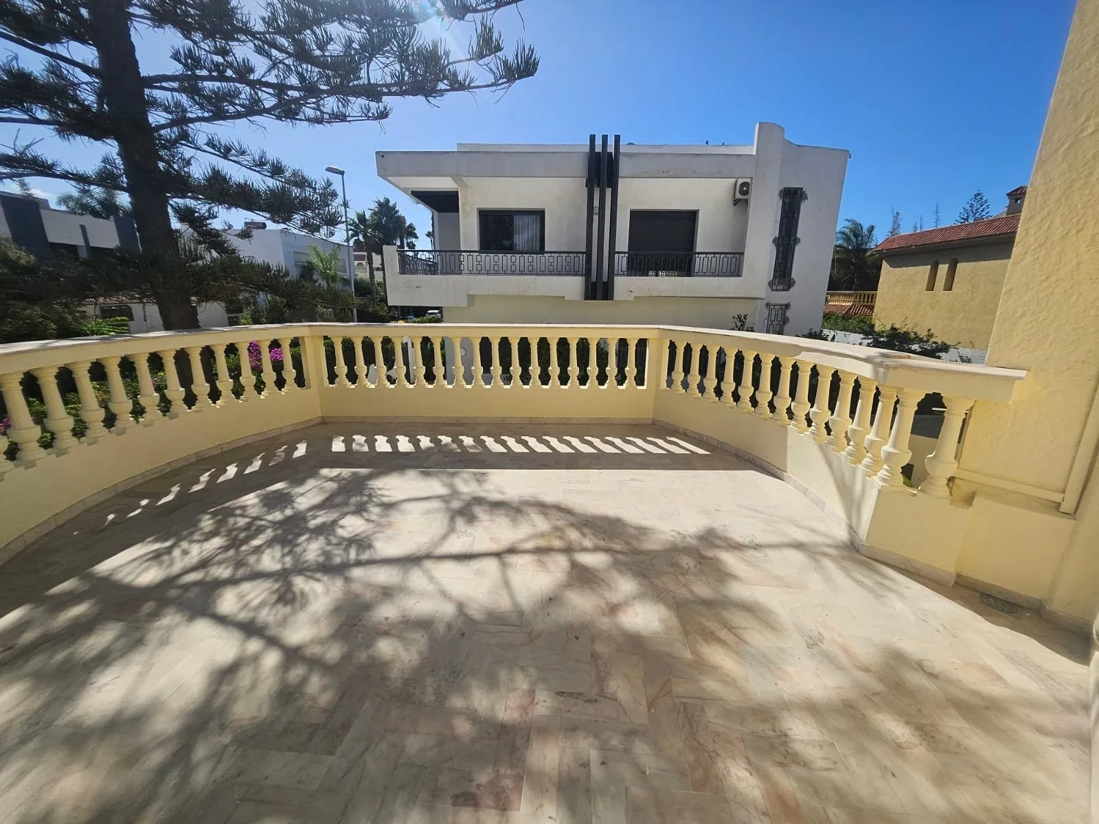 MAGNIFIQUE VILLA VIDE EN LOCATION -CIL- - الدار البيضاء (4)