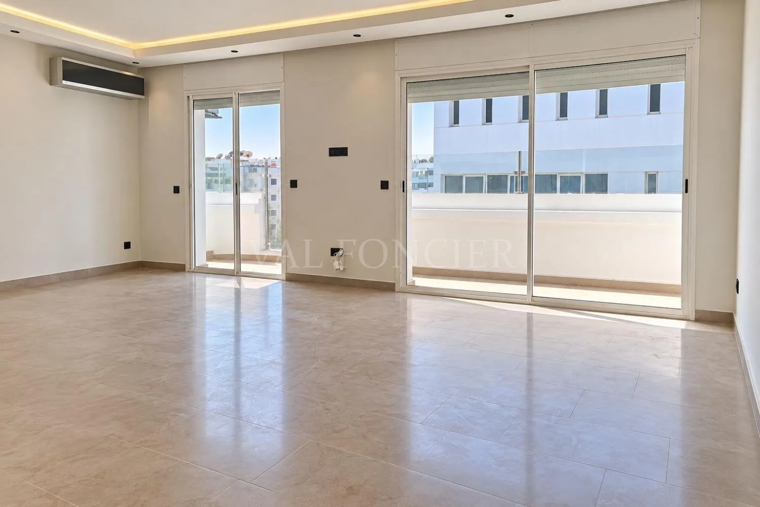 Location Superbe Appartement 3chambres étage élevé avec terrasse Racine, Casablanca - الدار البيضاء (2)