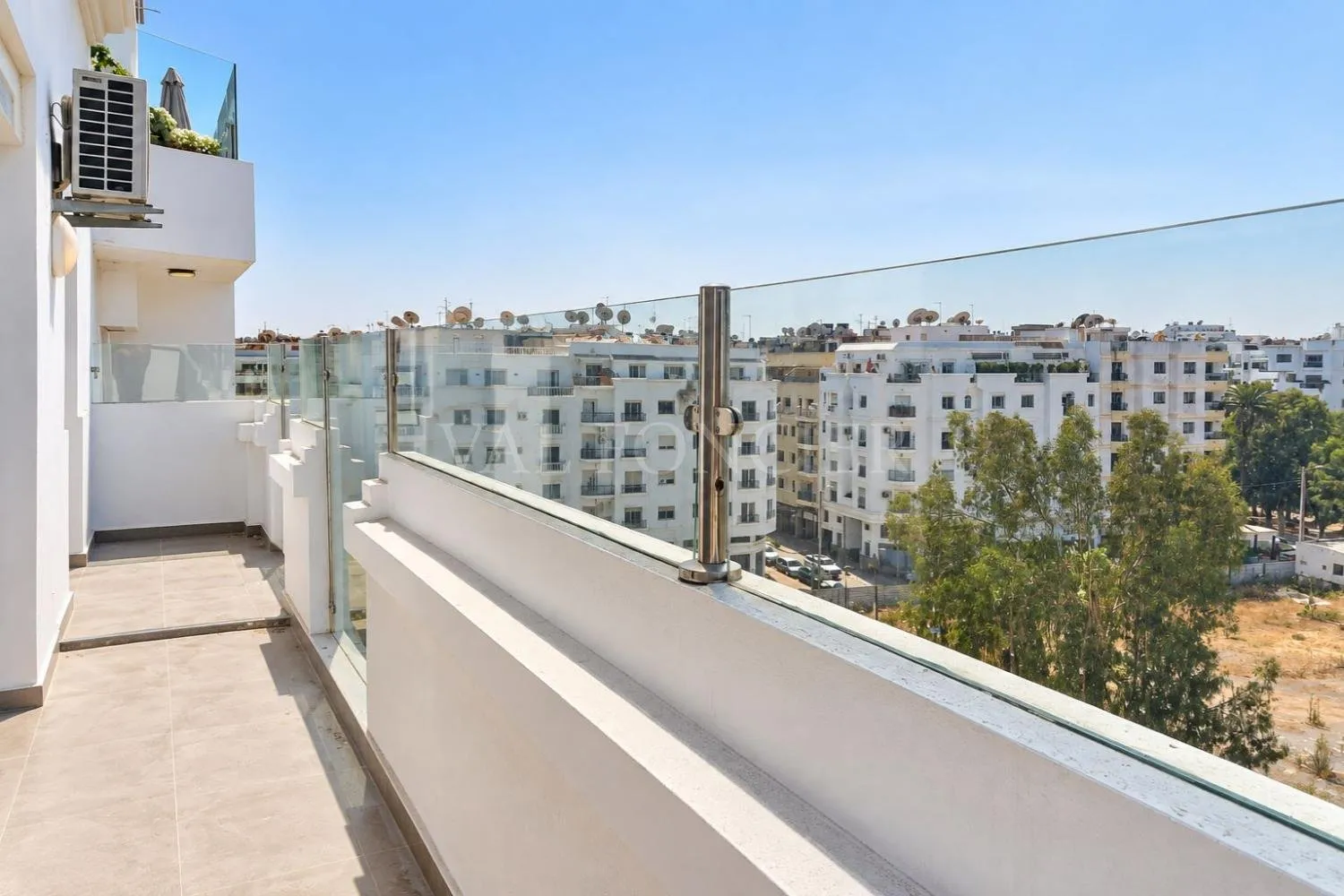 Location Superbe Appartement 3chambres étage élevé avec terrasse Racine, Casablanca - الدار البيضاء