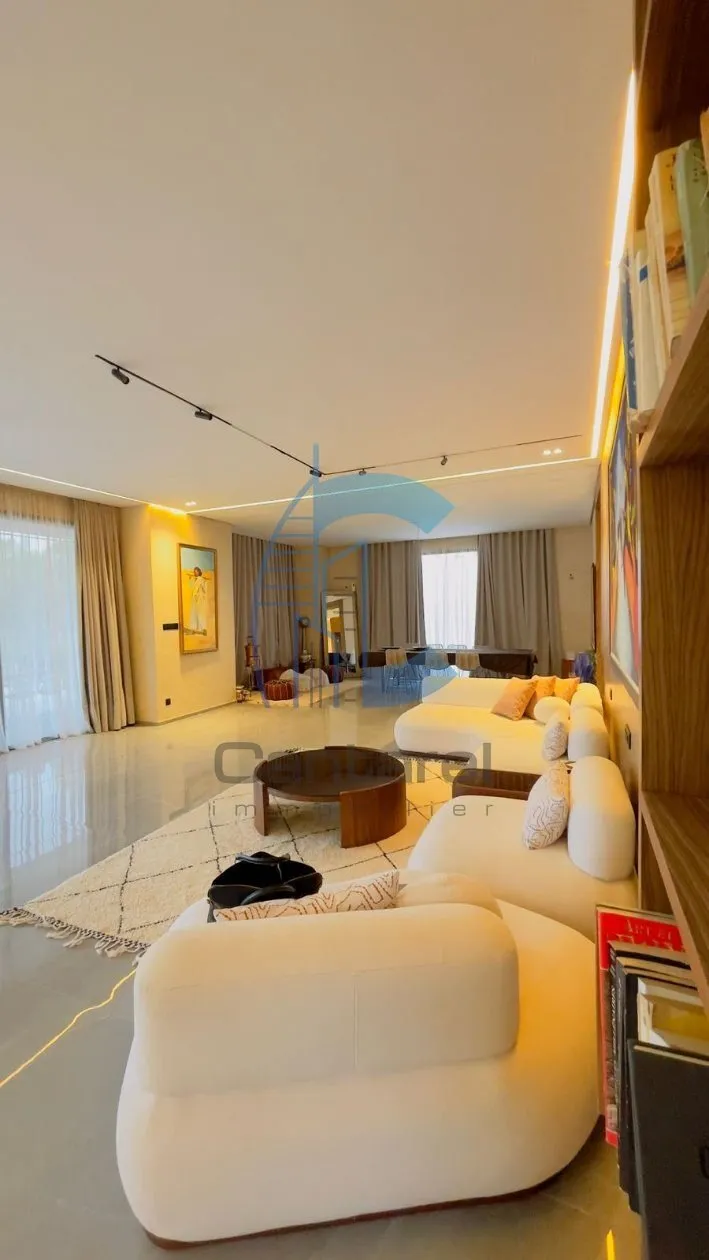 VILLA DE PLAIN-PIED SUR 10 800 M² DE TERRAIN - ROUTE D'OUARZAZATE - مراكش