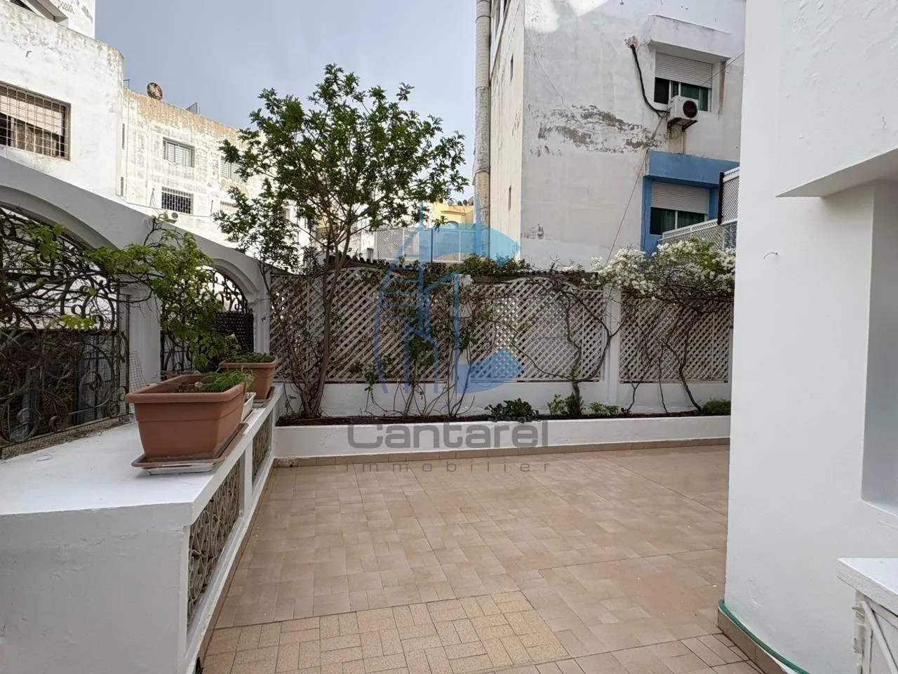À LOUER SPACIEUX APPARTEMENT VIDE DE 200m² RACINE - الدار البيضاء