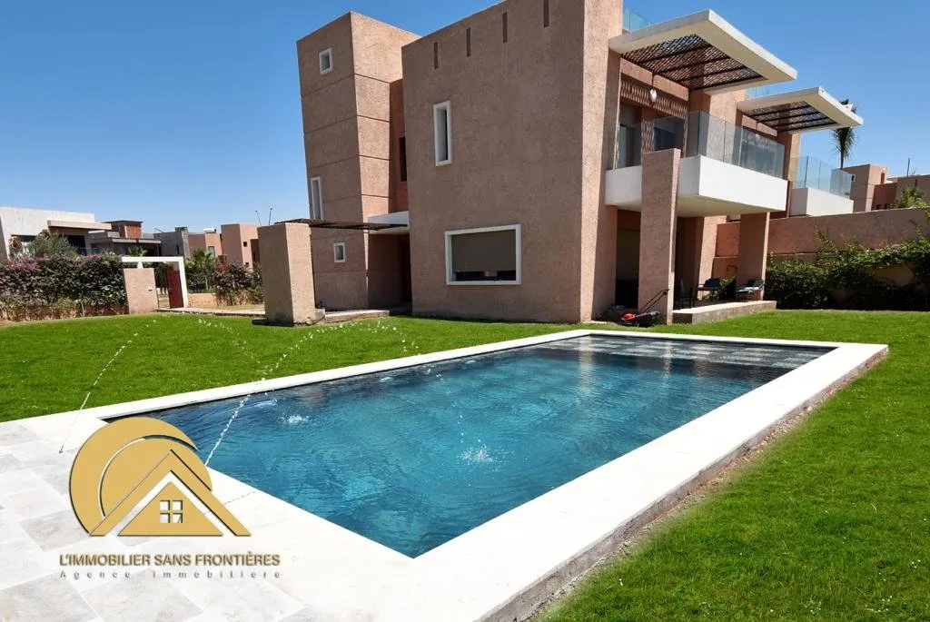Villa vide sur terrain de 1 000 m² à Noria – 3 suites, piscine privée, terrasse et cheminée - مراكش