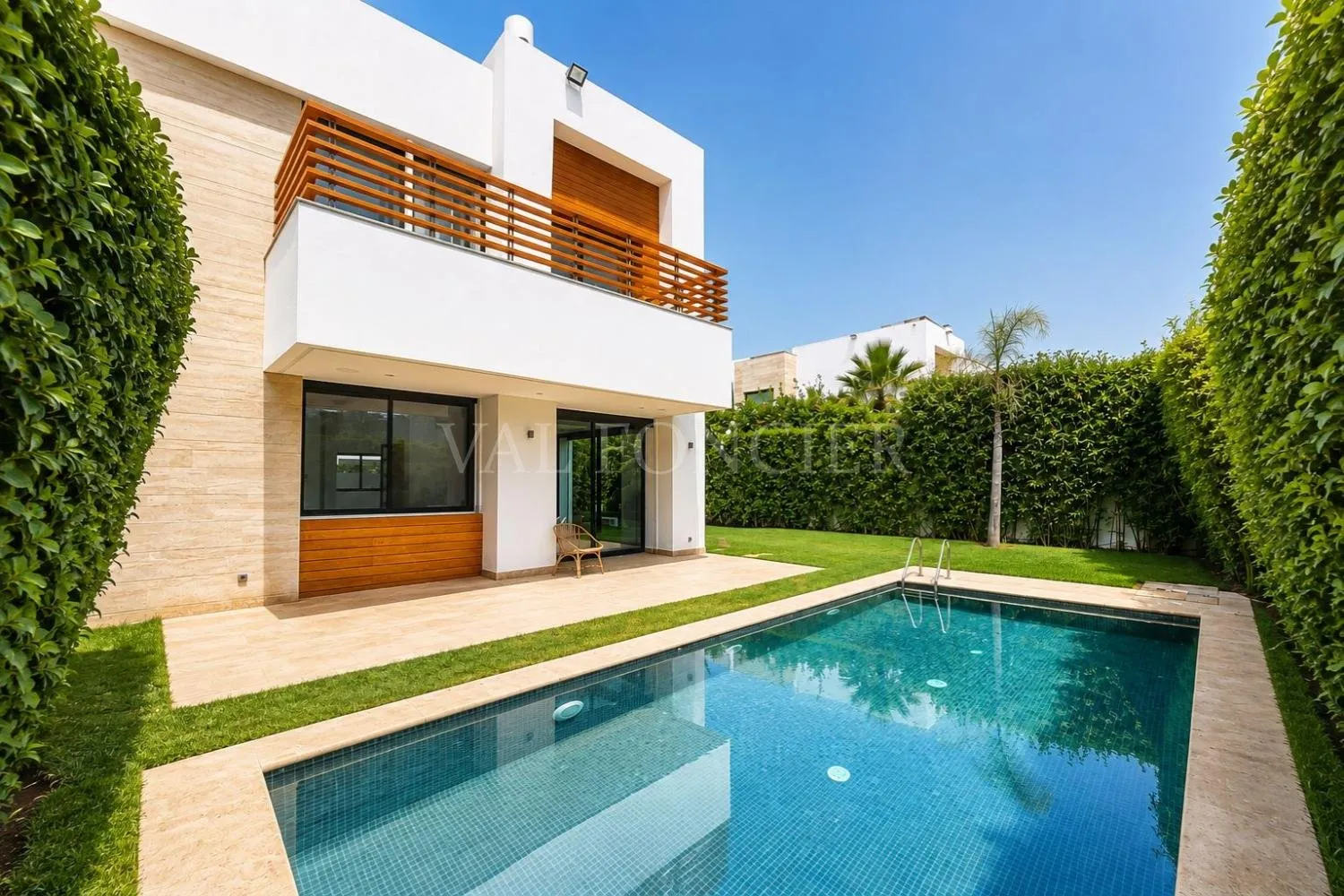 Location superbe villa 570m2 4chambres avec piscine Ville Verte, Bouskoura - الدار البيضاء (2)