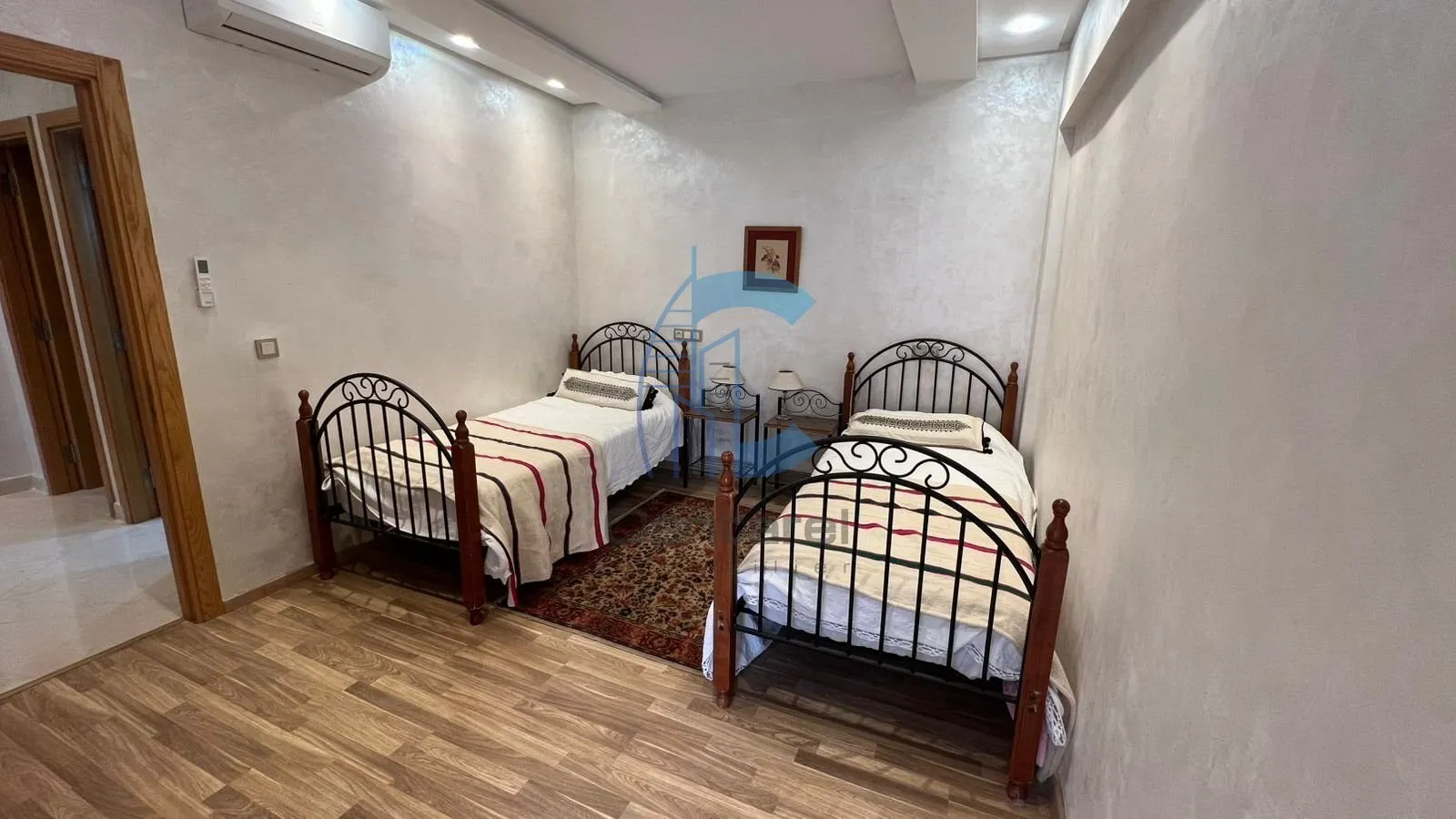APPARTEMENT 2 CHAMBRES RÉNOVÉ MEUBLÉ AVEC BALCON ET VUE PISCINE À LOUER - SEMLALIA MARRAKECH - مراكش (3)
