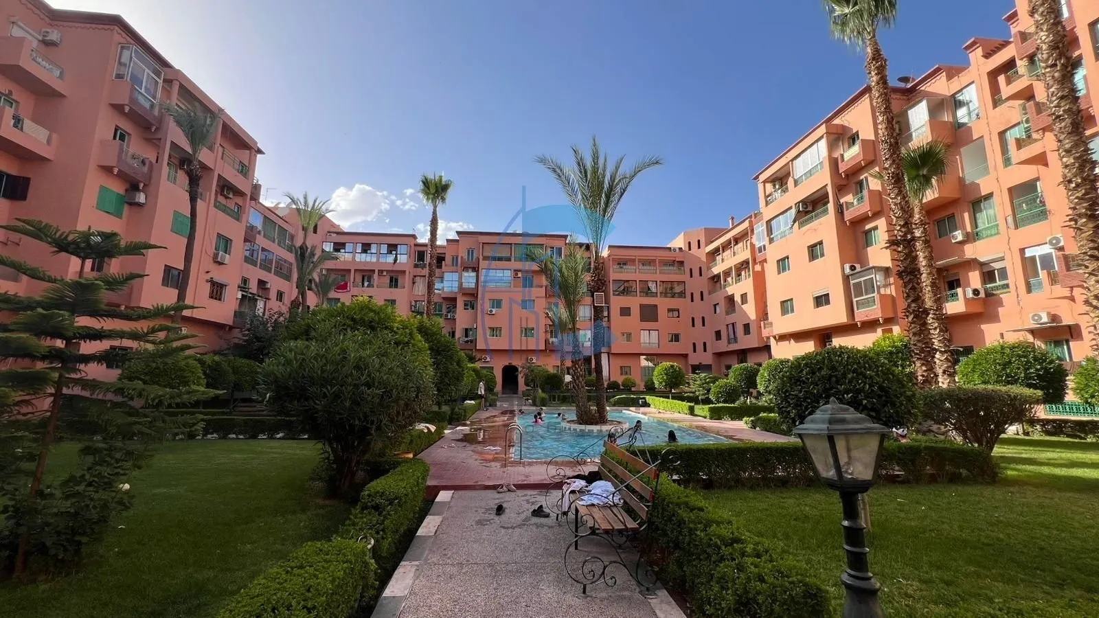 APPARTEMENT 2 CHAMBRES RÉNOVÉ MEUBLÉ AVEC BALCON ET VUE PISCINE À LOUER - SEMLALIA MARRAKECH - مراكش