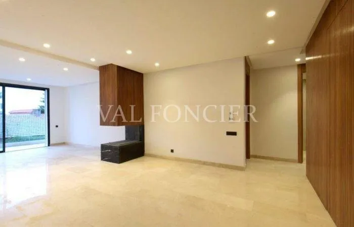 Appartement luxueux avec terrasse en location vide à la Ferme Bretonne, Casablanca - الدار البيضاء