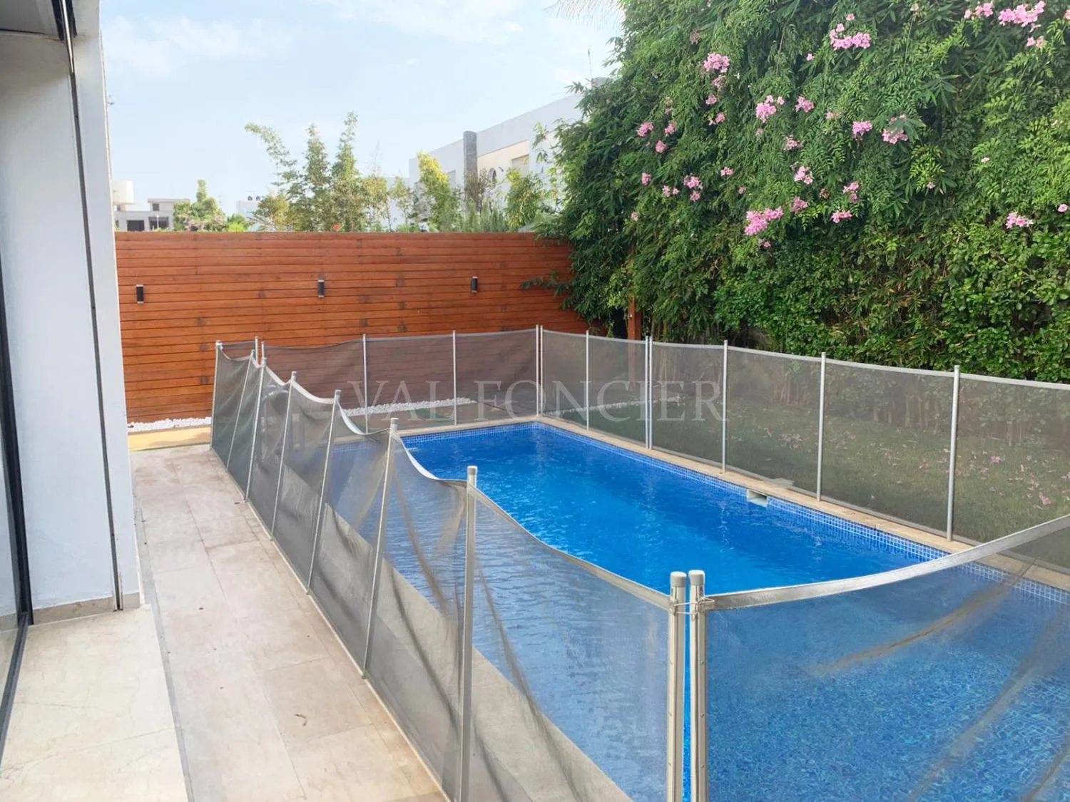 Location villa moderne 4chambres avec piscine résidence fermée, Dar Bouazza - الدار البيضاء (2)