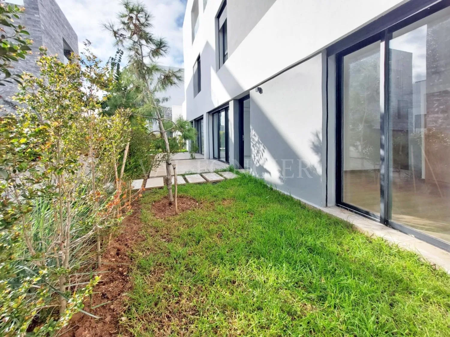 Location Très bel appartement rez-de-jardin 100m2 Bouskoura - الدار البيضاء