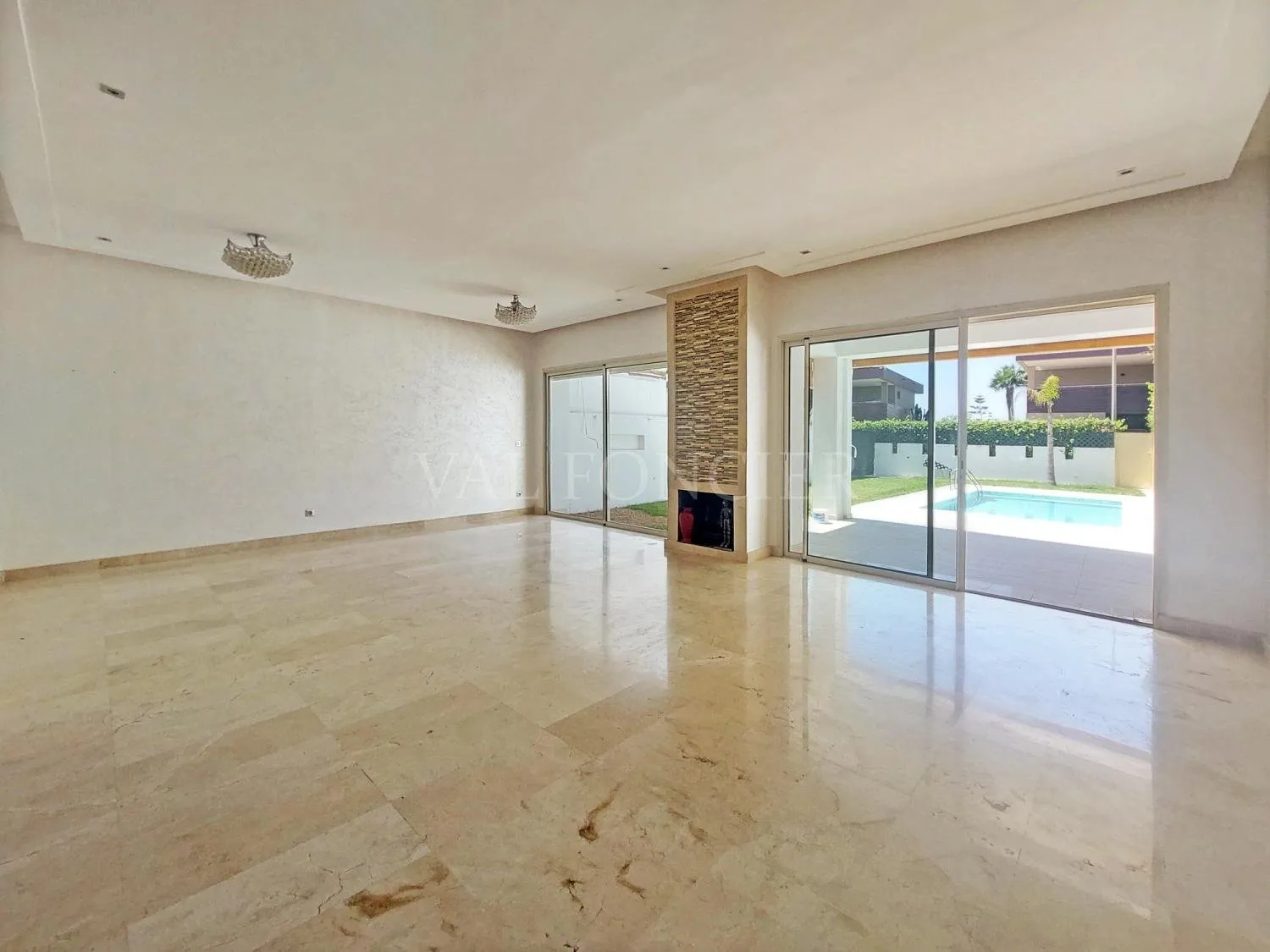 Location très belle villa 300m2 avec piscine à Prestigia Ville verte Bouskoura - الدار البيضاء (3)