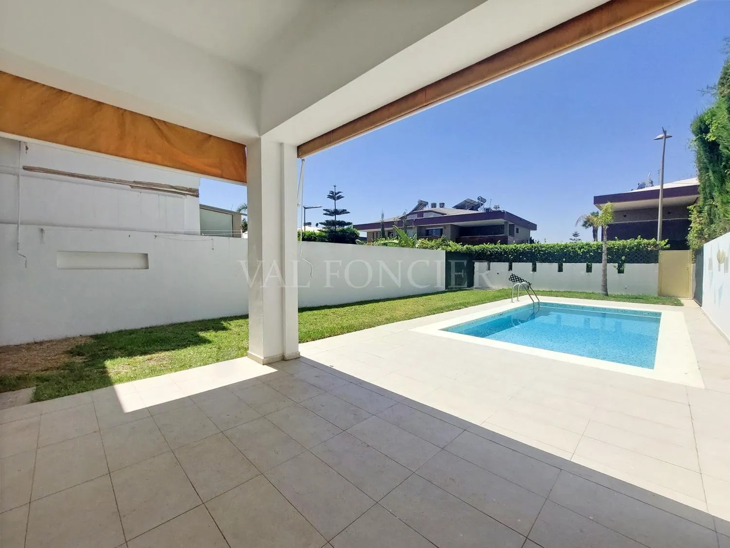 Location très belle villa 300m2 avec piscine à Prestigia Ville verte Bouskoura - الدار البيضاء (2)