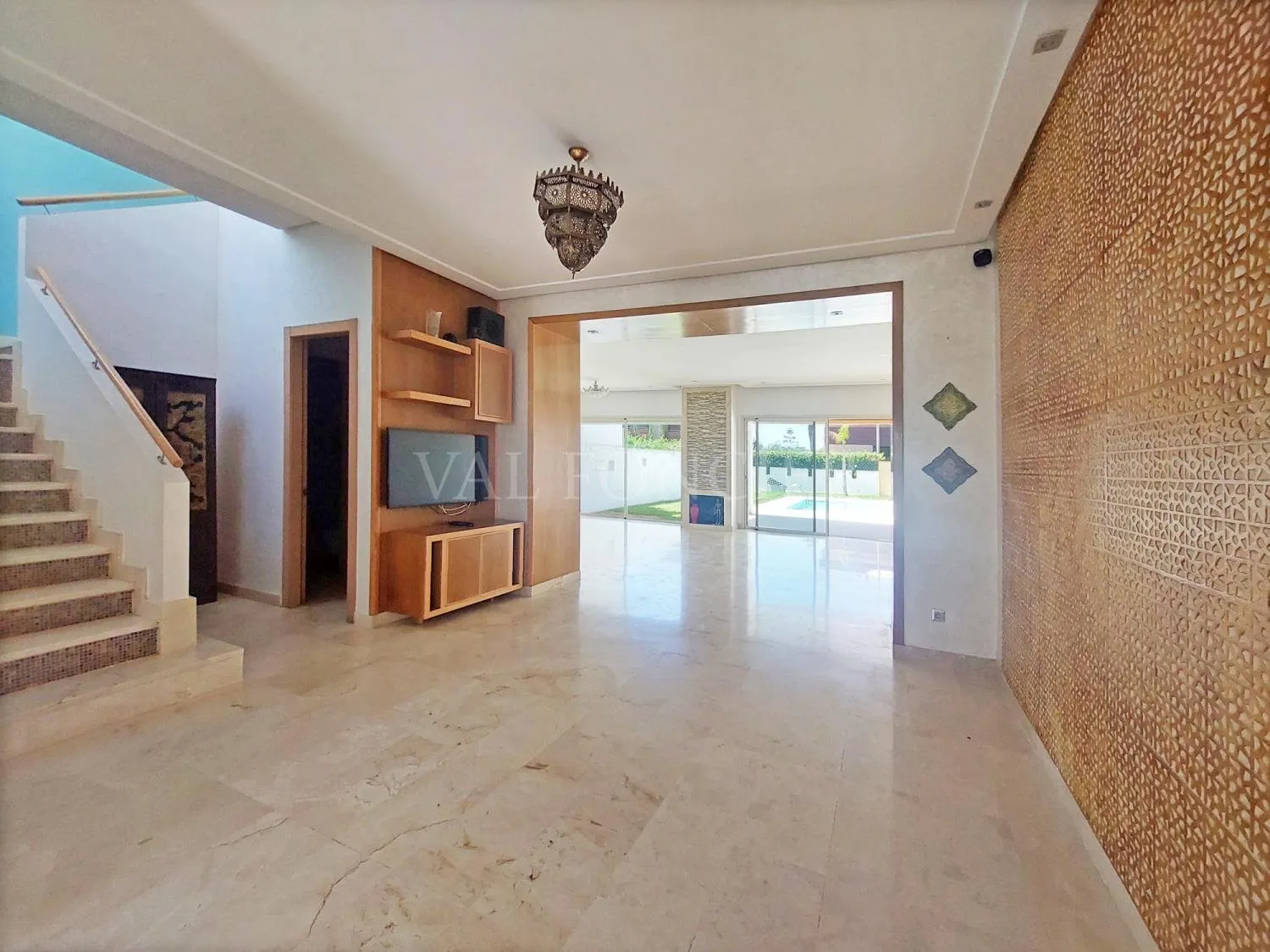 Location très belle villa 300m2 avec piscine à Prestigia Ville verte Bouskoura - الدار البيضاء (4)