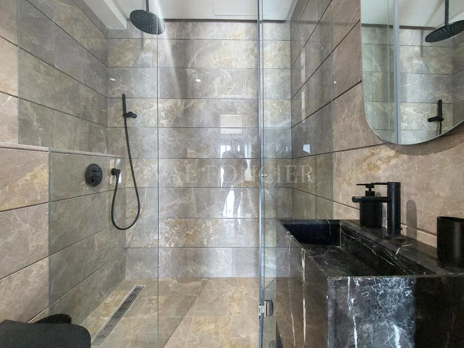 Location luxueux appartement meublé moderne 2chambres avec terrasse et vue mer, Anfa - الدار البيضاء (3)
