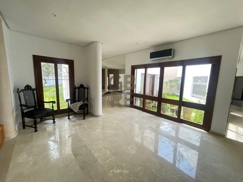 Belle villa à louer haut standing rénovée à Souissi très ensoleillée - الرباط (4)