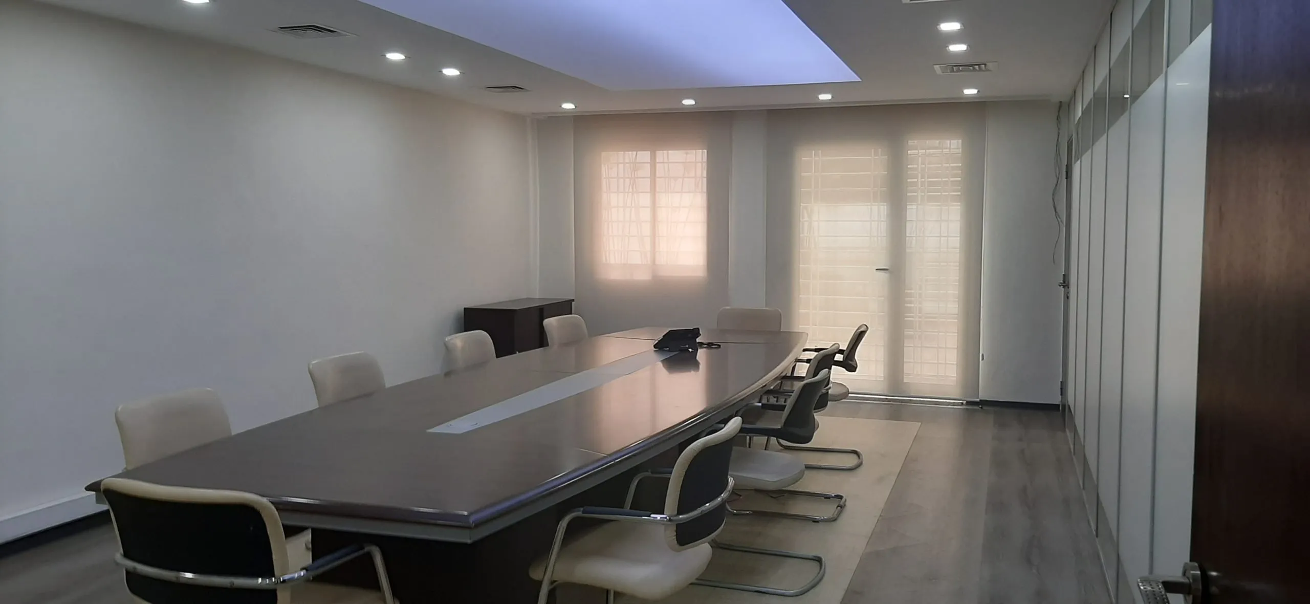 Immeuble professionnel d une surface exploitable de 1650 m2 a la location quartier maarif - الدار البيضاء