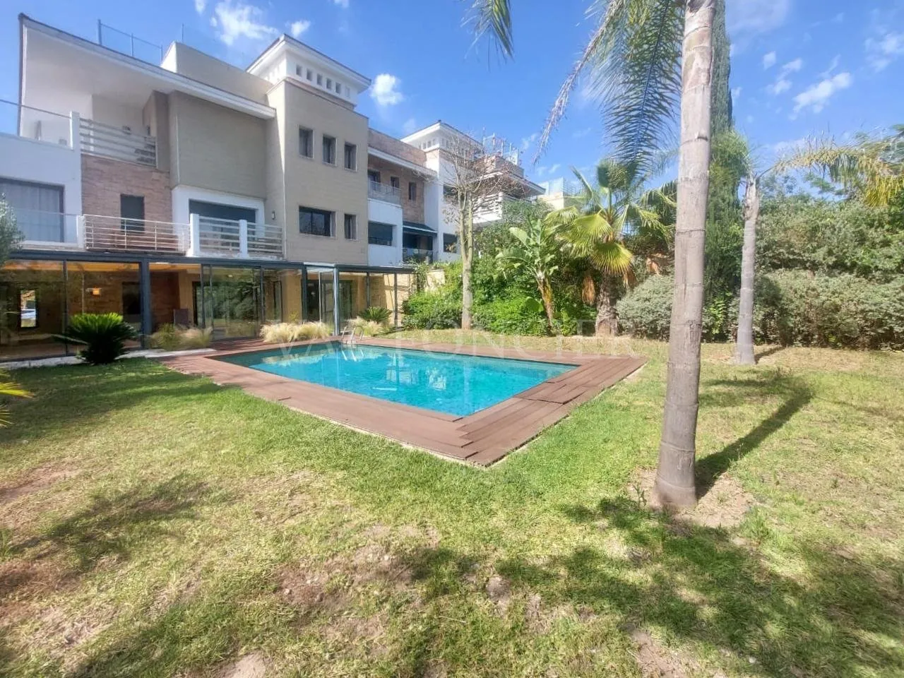Location Rez-de-jardin avec piscine à la Palmeraie Bouskoura - الدار البيضاء