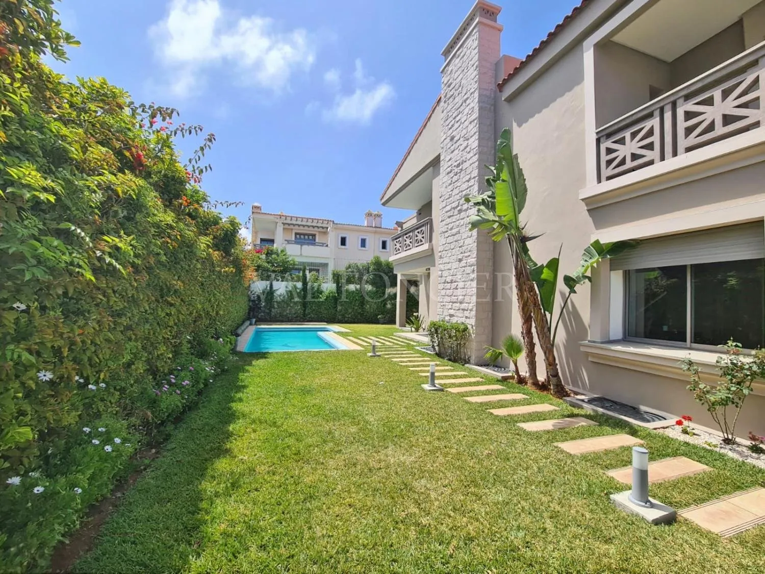 Location villa refaite à neuf 600m2 avec piscine à Dar Bouazza - الدار البيضاء (2)