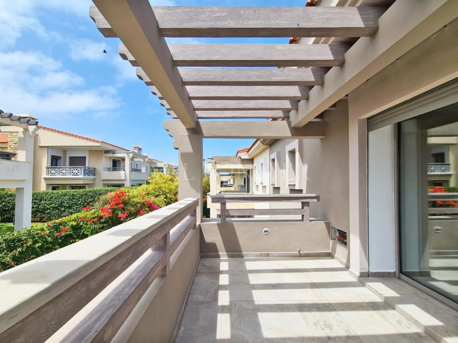 Location villa refaite à neuf 600m2 avec piscine à Dar Bouazza - الدار البيضاء (4)