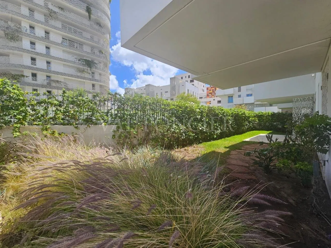 Location Rez-de-jardin 300m2 3chambres, Casa Finance City - الدار البيضاء (2)