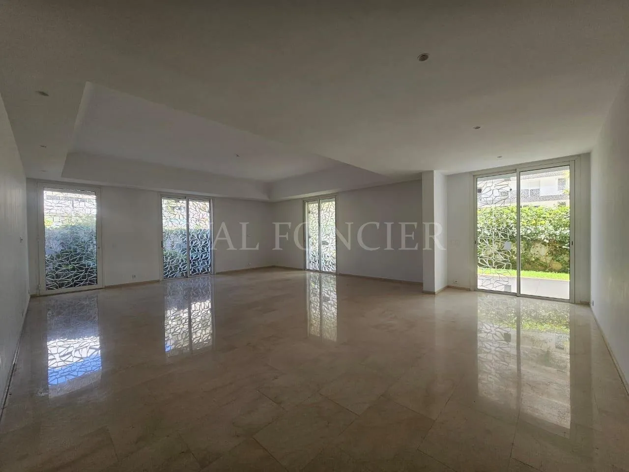 Location Rez-de-jardin 300m2 3chambres, Casa Finance City - الدار البيضاء (3)