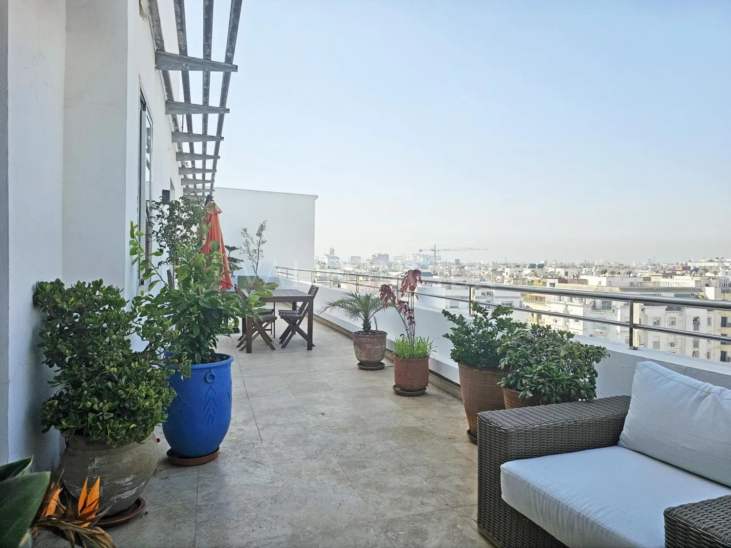 Location appartement 3chambres meublé moderne avec grande terrasse à Racine - الدار البيضاء