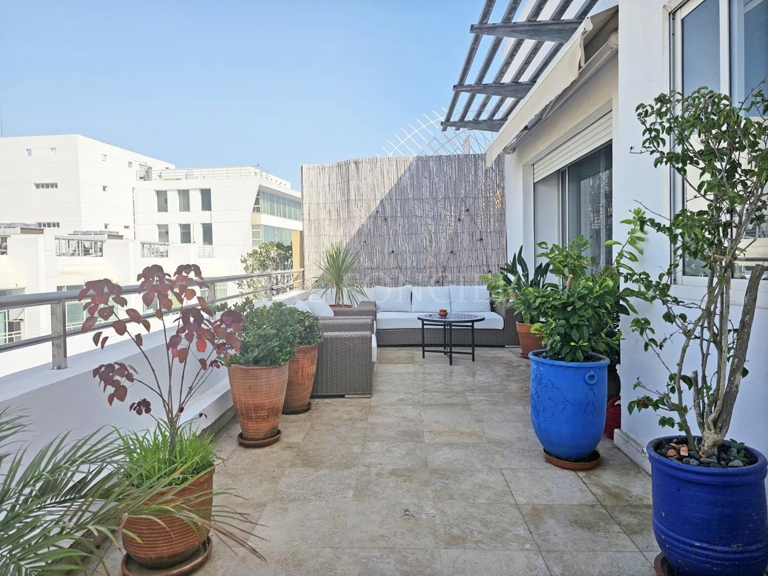 Location appartement 3chambres meublé moderne avec grande terrasse à Racine - الدار البيضاء (2)