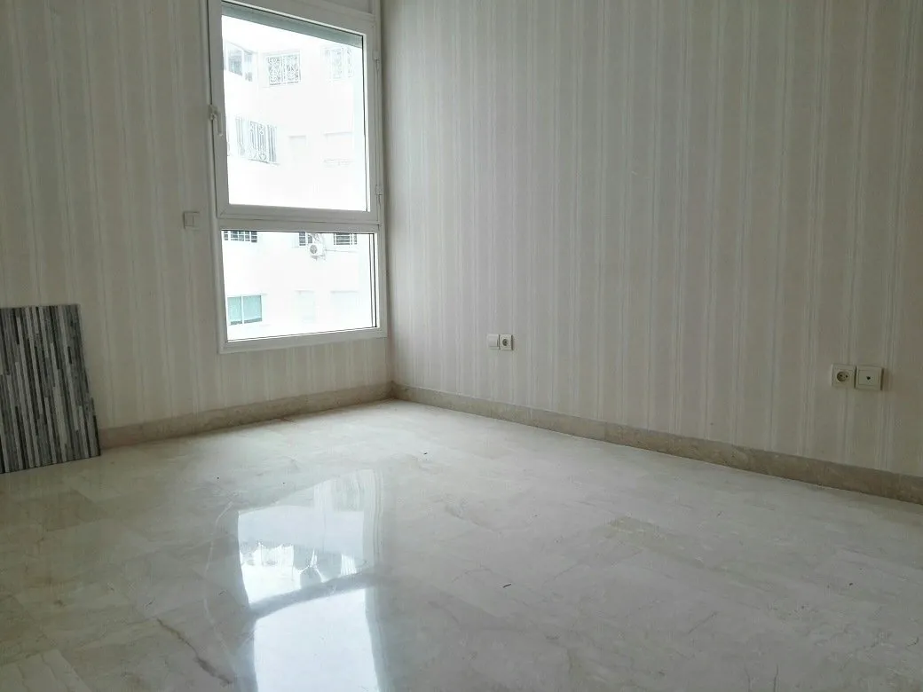 Appartement à louer vide au Triangle d'or - الدار البيضاء (2)