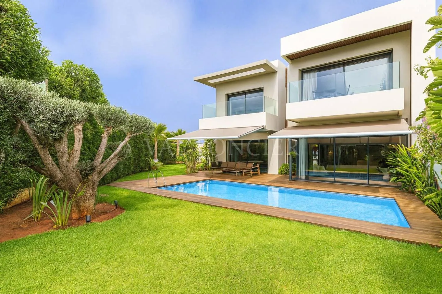 Villa moderne meublée avec piscine à louer à Ain Diab, Casablanca - الدار البيضاء