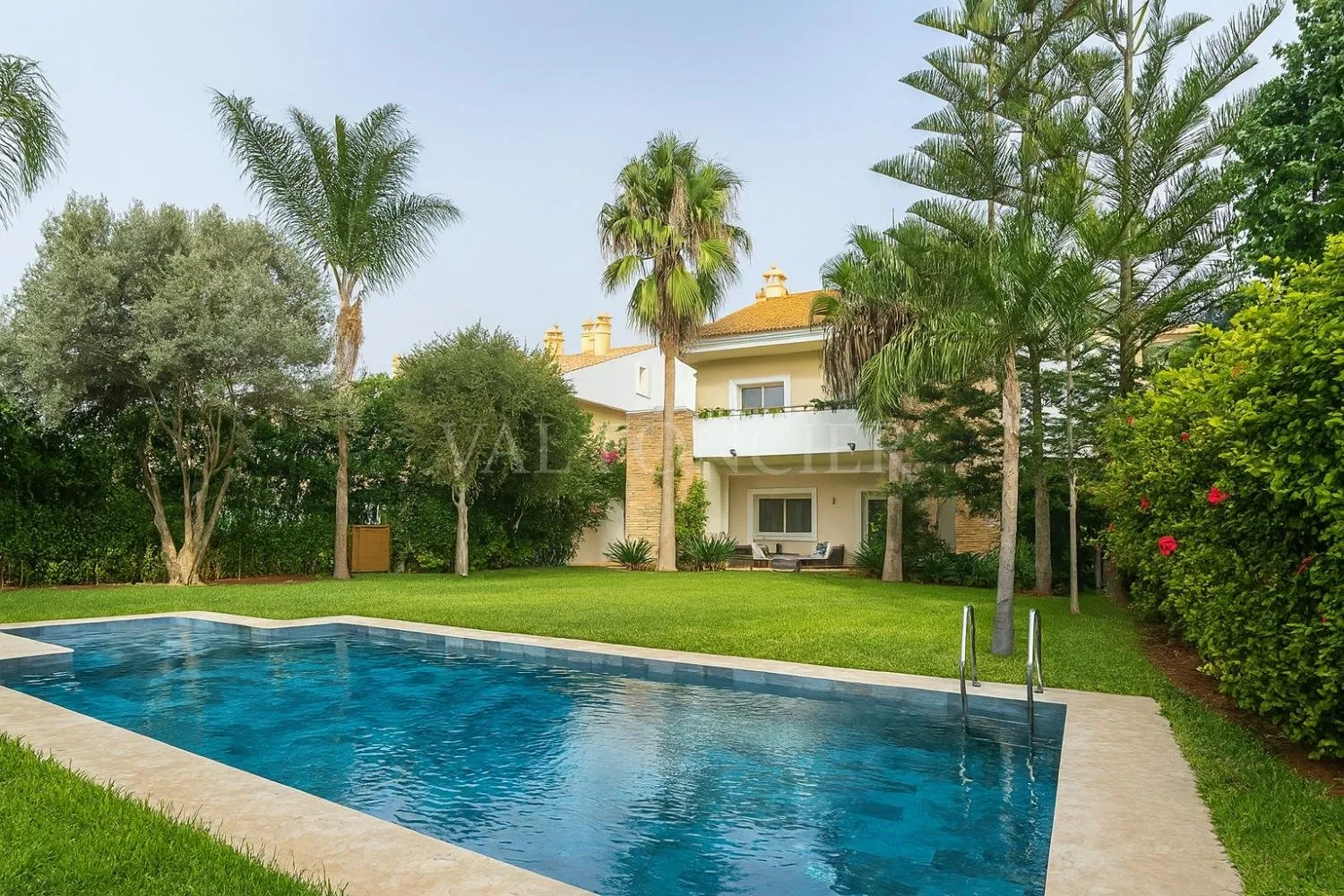 Location Villa d’exception 4chambres avec piscine  863m2 à Dar Bouazza - الدار البيضاء (2)