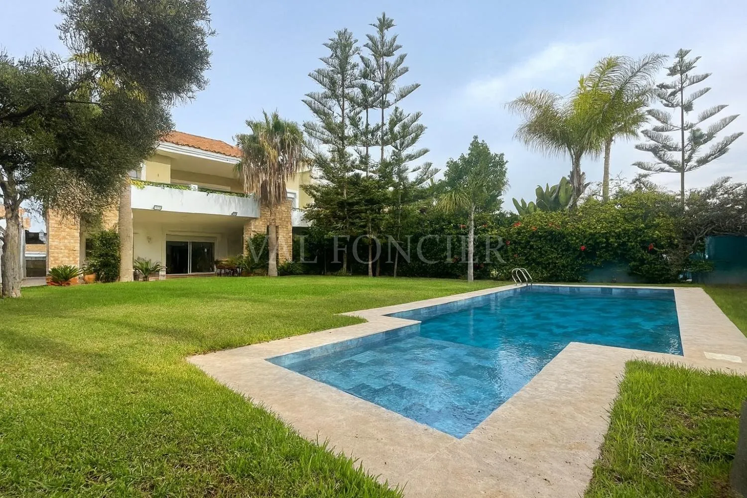 Location Villa d’exception 4chambres avec piscine  863m2 à Dar Bouazza - الدار البيضاء