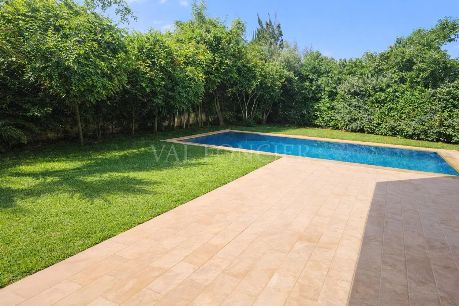Villa moderne à louer vide sur Ain Diab – 4 chambres, piscine, résidence sécurisée, - الدار البيضاء (4)