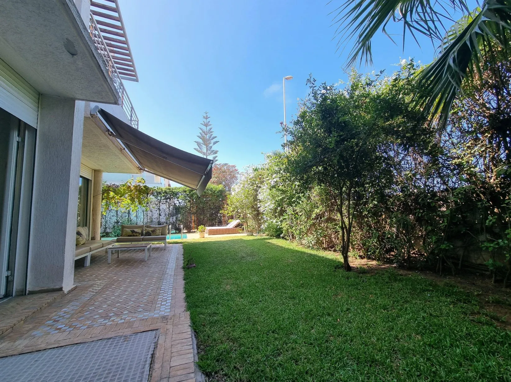 À Louer : Villa de Prestige Rénovée avec Piscine à Dar Bouazza - دار بوعزة (3)
