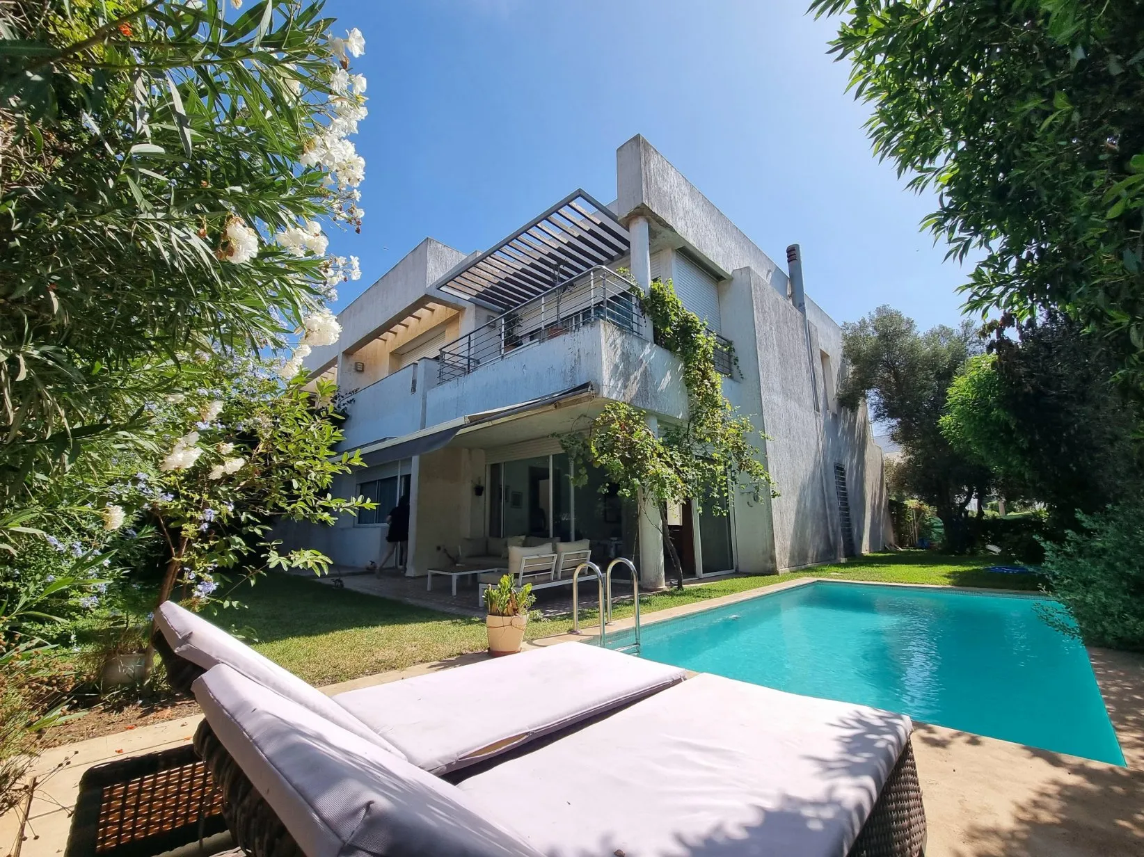 À Louer : Villa de Prestige Rénovée avec Piscine à Dar Bouazza - دار بوعزة (4)