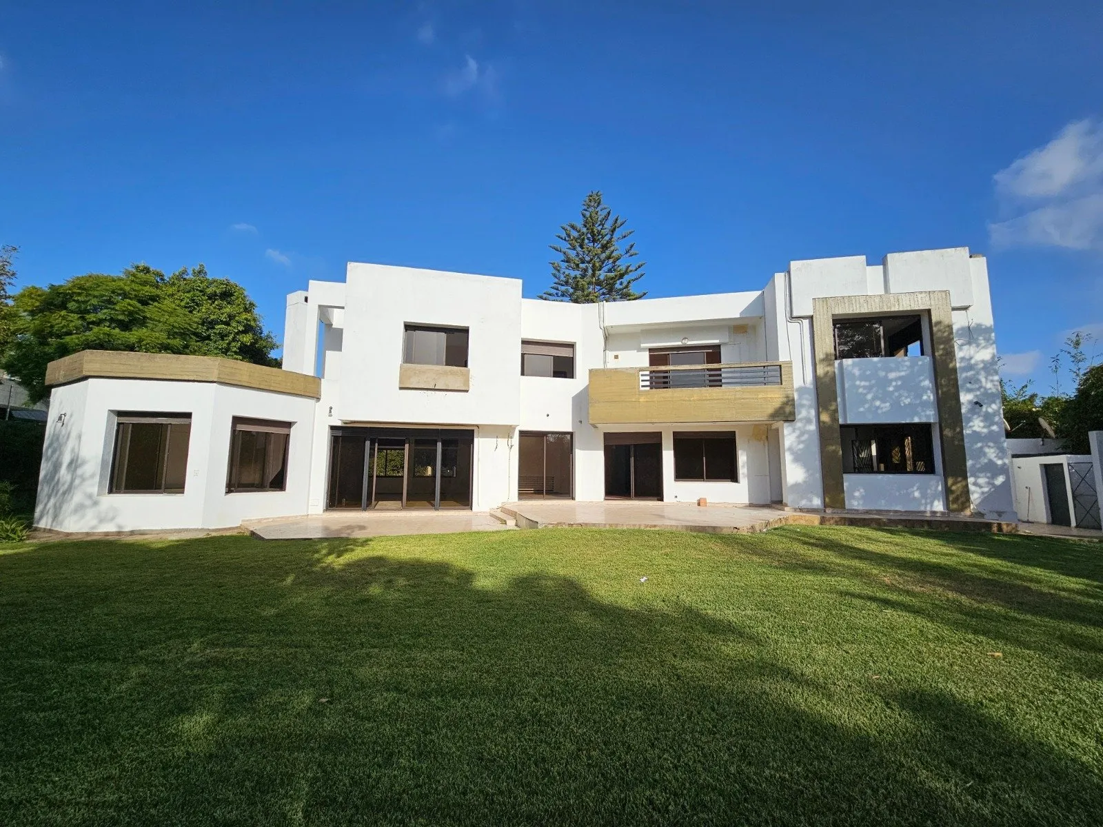Belle villa bien située à louer - الرباط