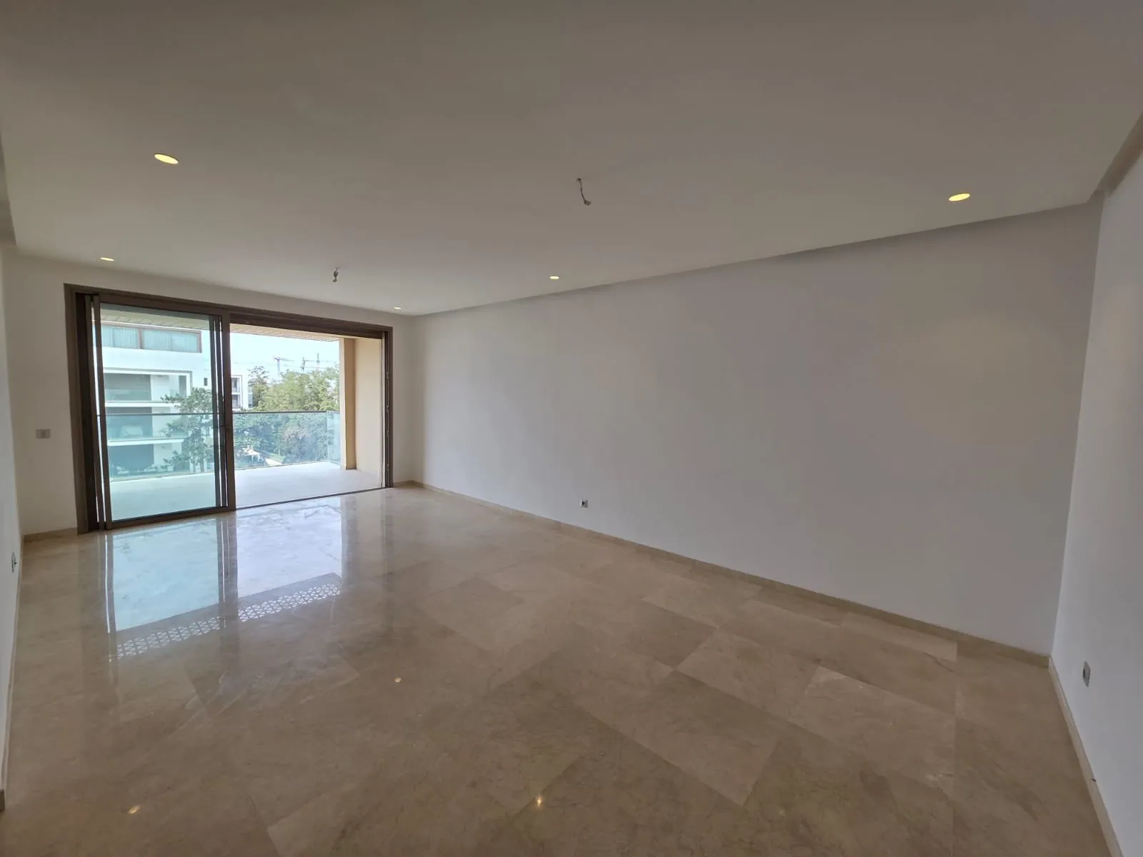 Appartement (au 4ème étage) haut standing, neuf en location - الرباط (3)