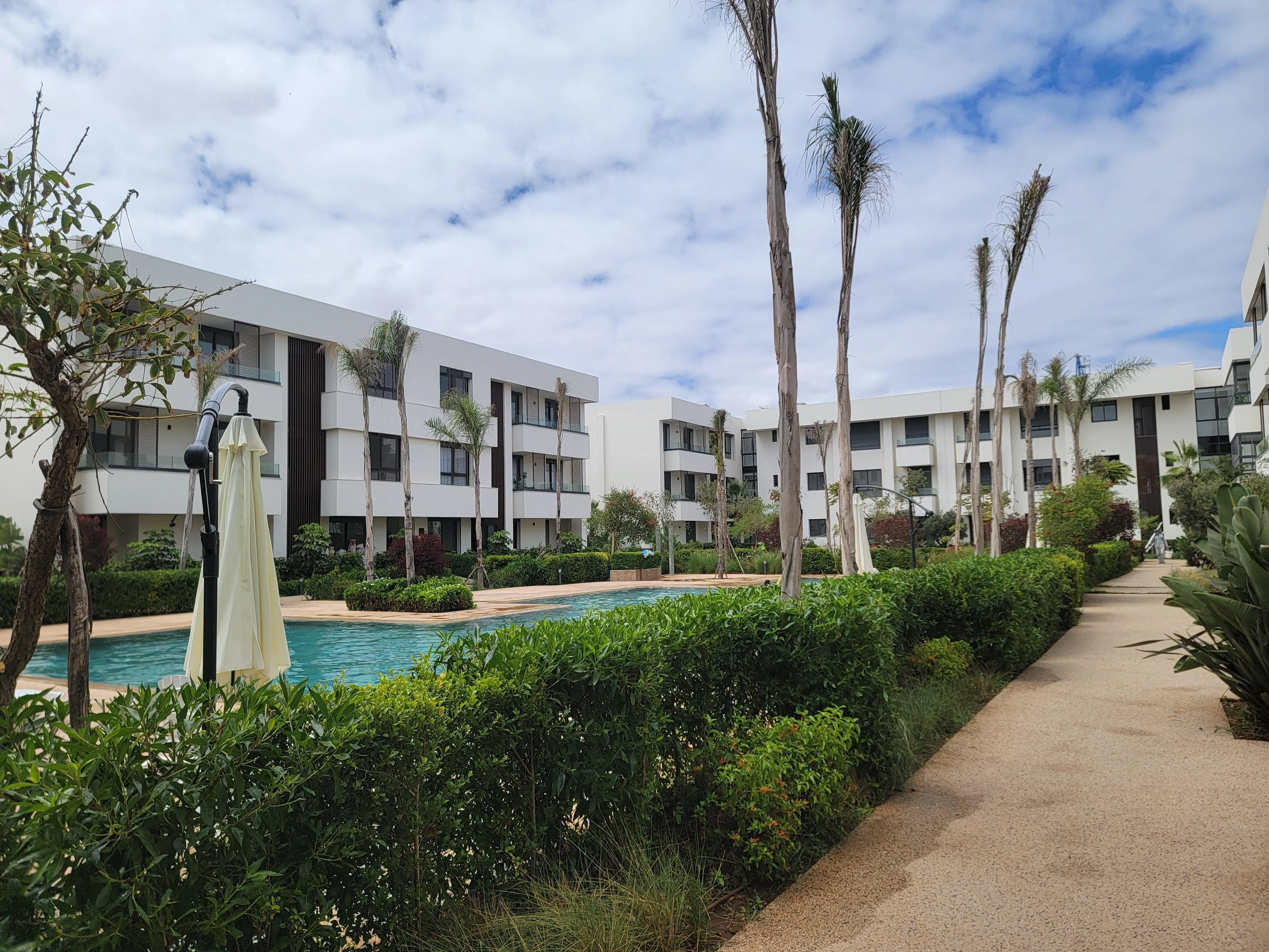 Superbe appartement meublé neuf en rez-de-jardin – Résidence haut standing avec piscines à Dar Bouazza - الدار البيضاء