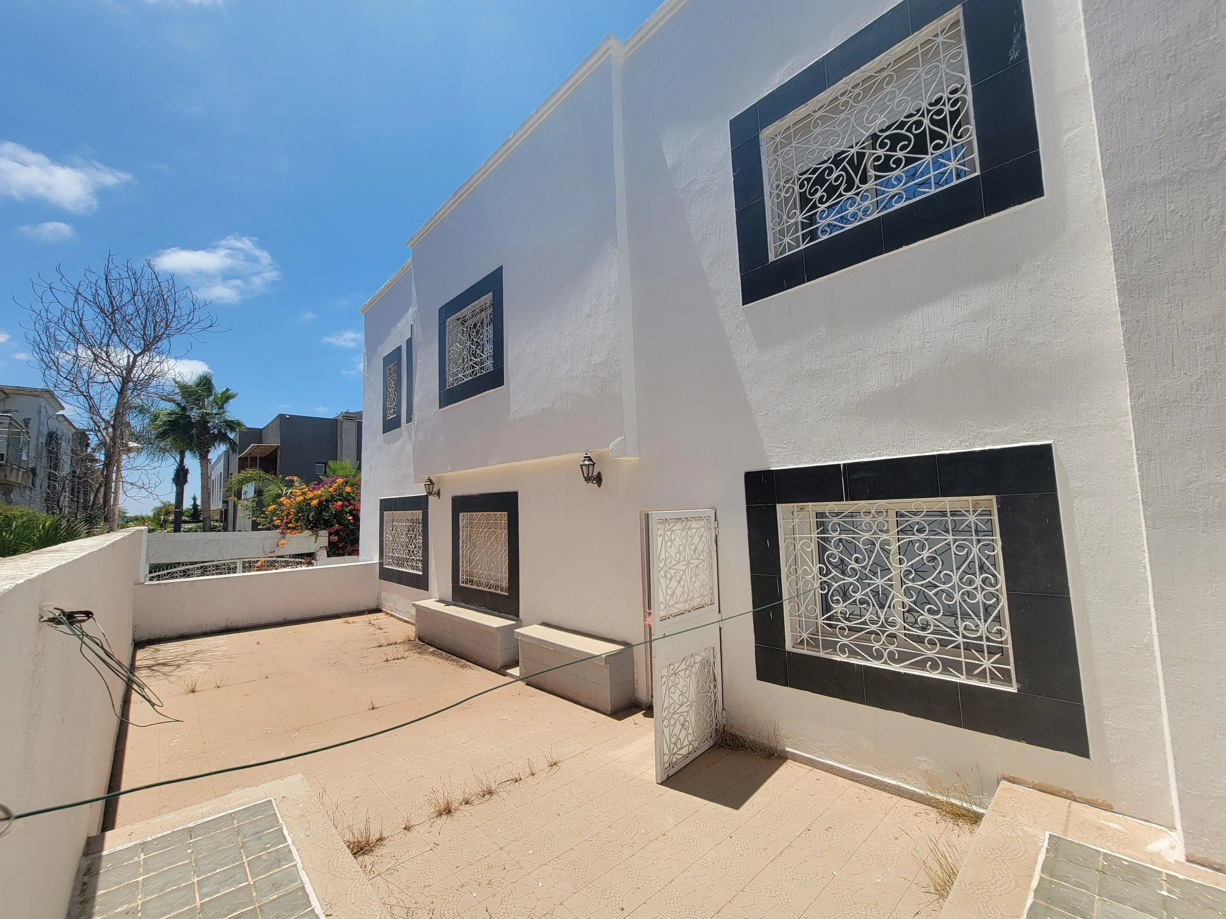À Louer – Spacieuse Villa avec Piscine à Dar Bouazza, Proche Plage et Commodités - الدار البيضاء (2)