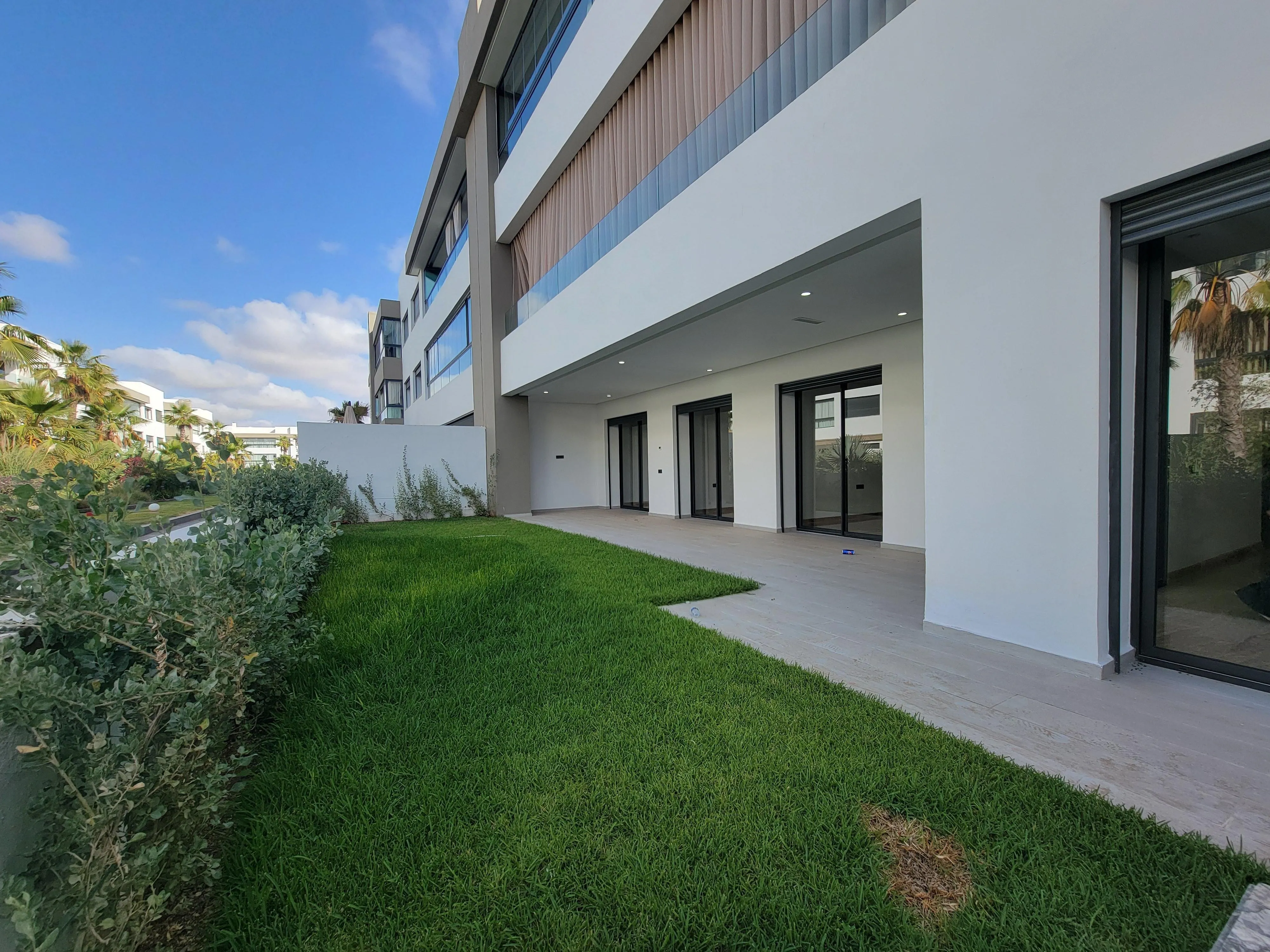 Appartement Neuf 3 Chambres en Rez-de-Jardin avec Terrasse et Jardin Privatif – Résidence Sécurisée - الدار البيضاء