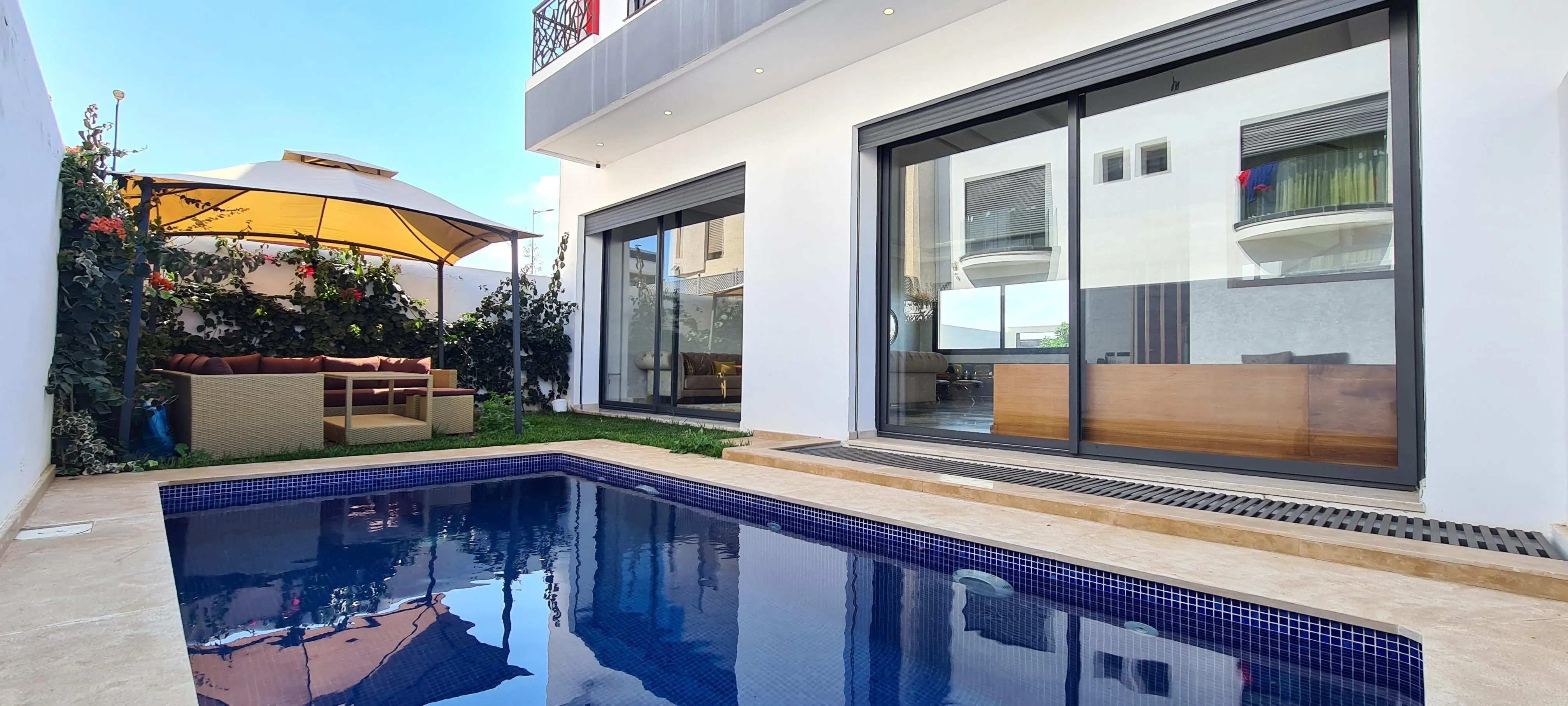 Sublime villa meublée 4 chambres piscine en résidence sécurisée - الدار البيضاء