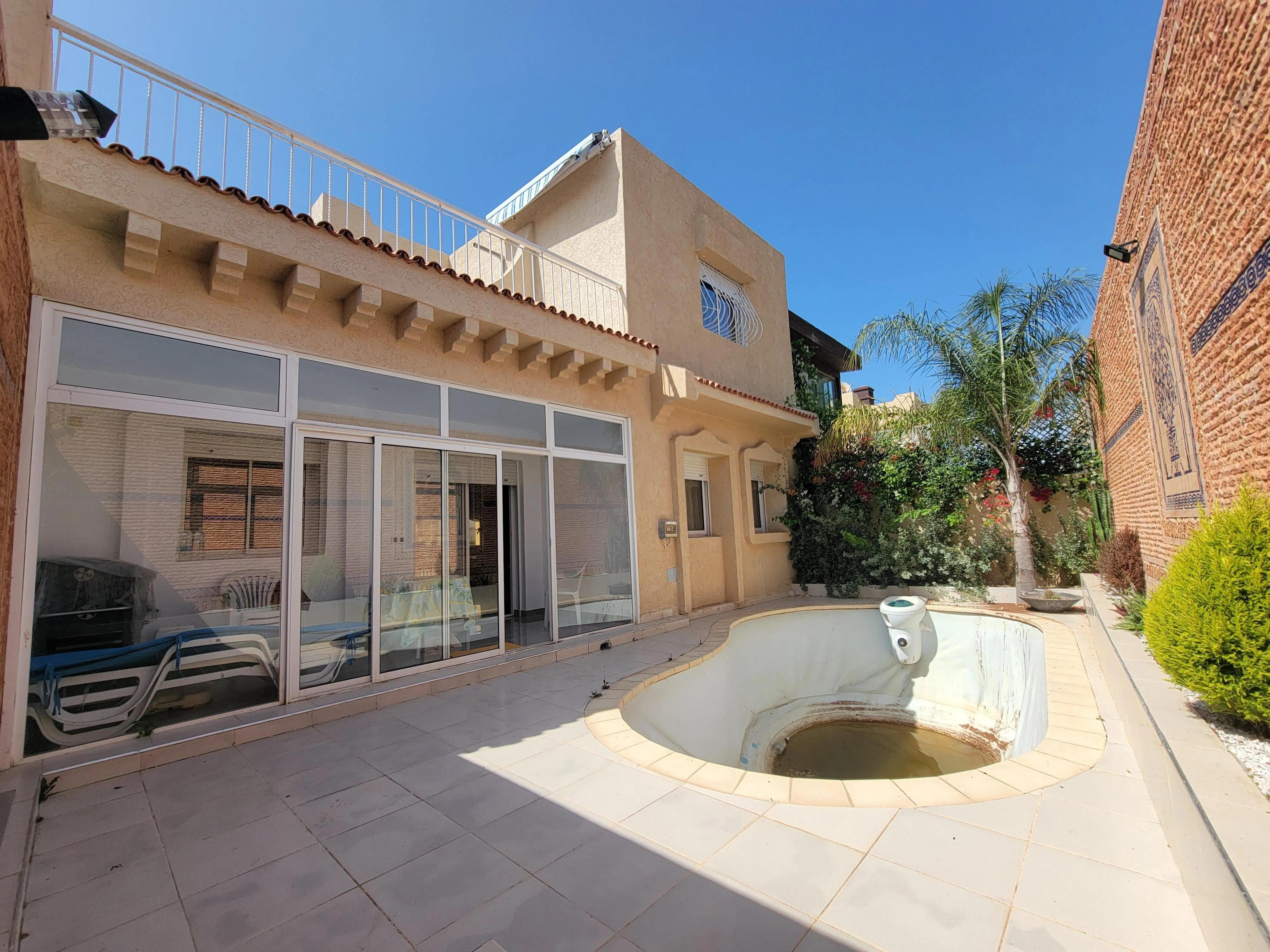 À louer – Superbe villa rénovée avec piscine dans résidence sécurisée - الدار البيضاء