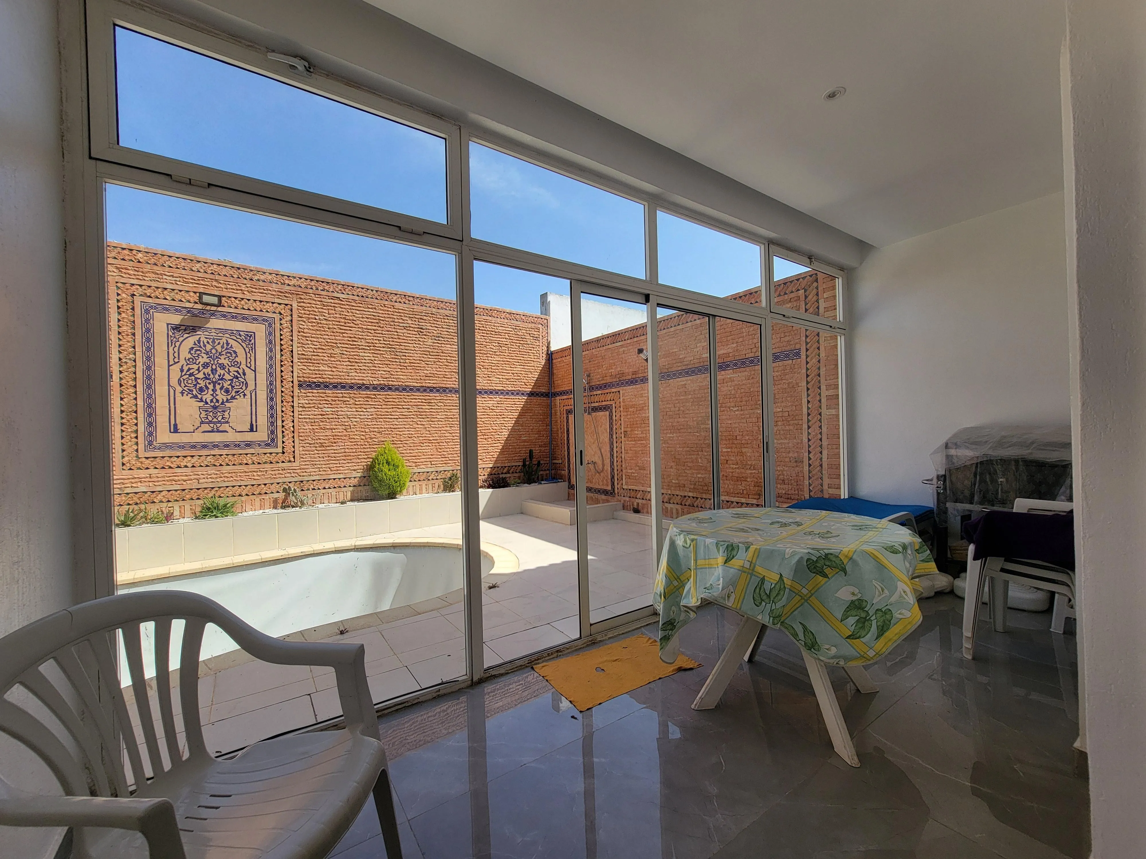 À louer – Superbe villa rénovée avec piscine dans résidence sécurisée - الدار البيضاء (2)