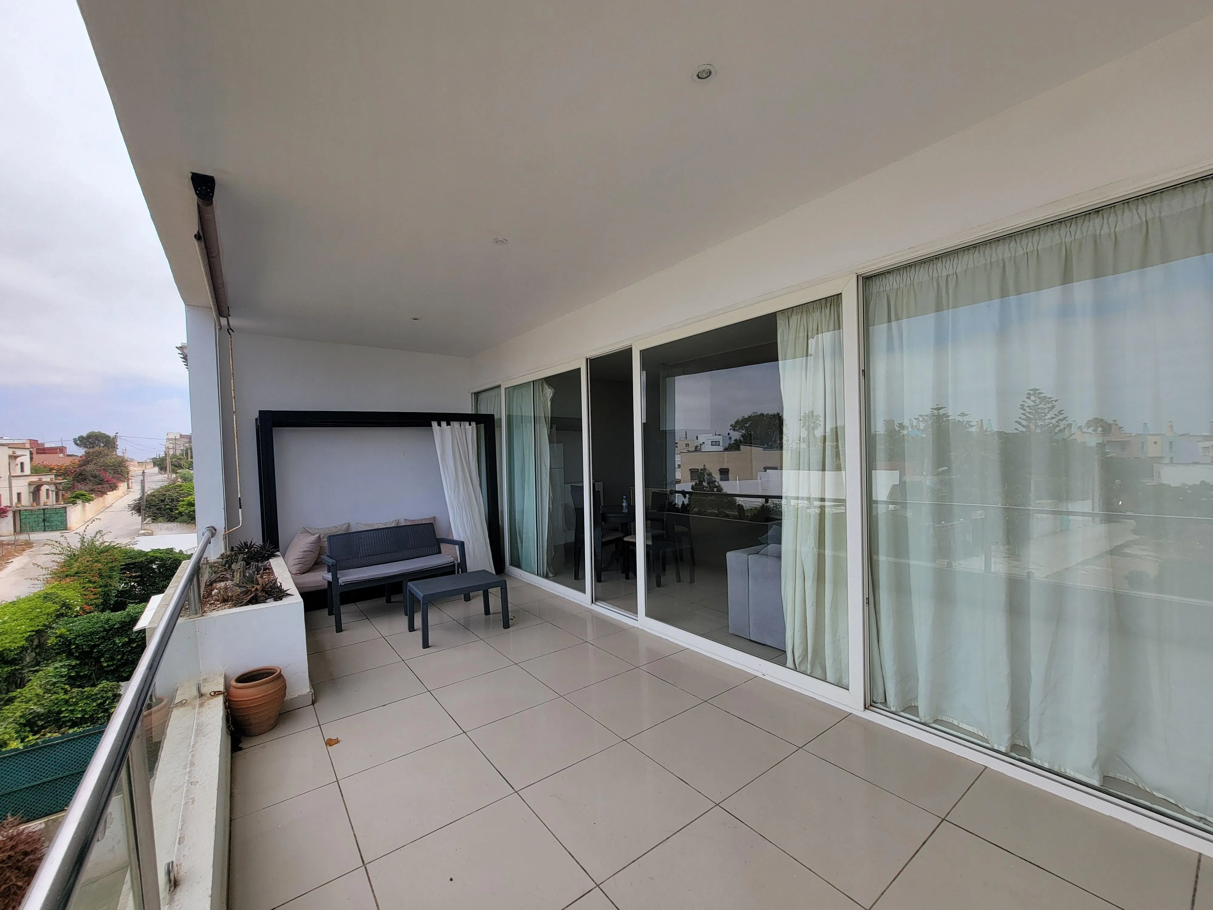 Élégant Appartement Meublé avec Vue Mer à Dar Bouazza – Résidence Sécurisée avec Piscines et Salle de Sport - الدار البيضاء (4)