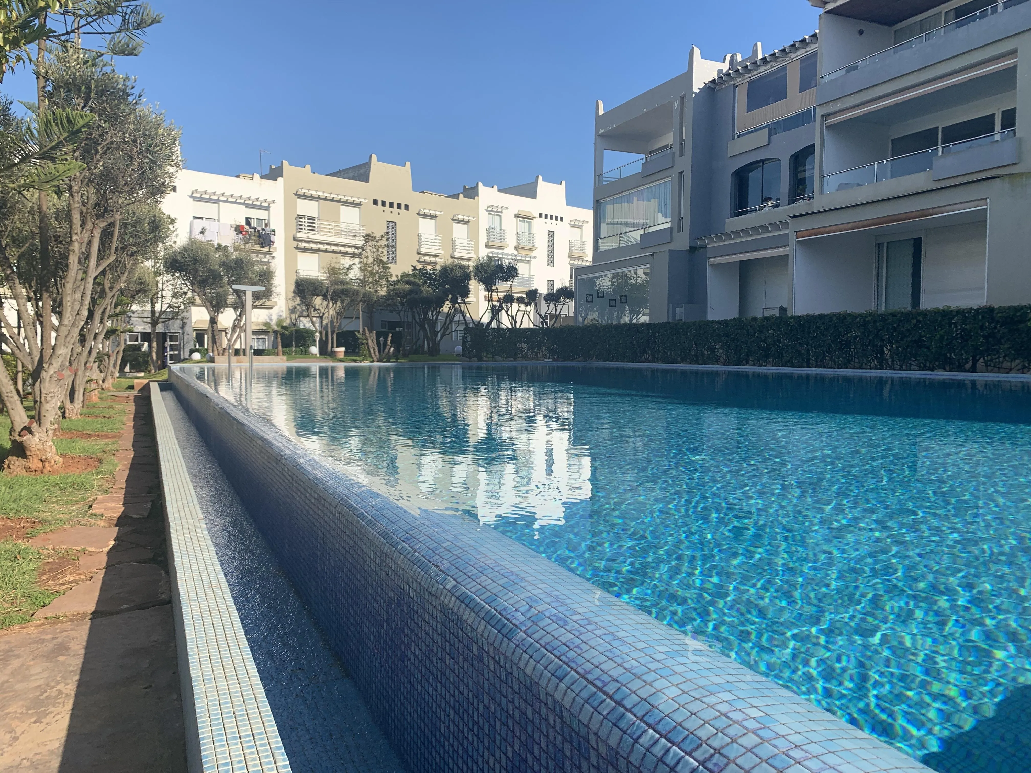 Superbe Appartement Meublé 2 Chambres à Dar Bouazza – Résidence Sécurisée avec Piscines et Salle de Sport - الدار البيضاء (2)