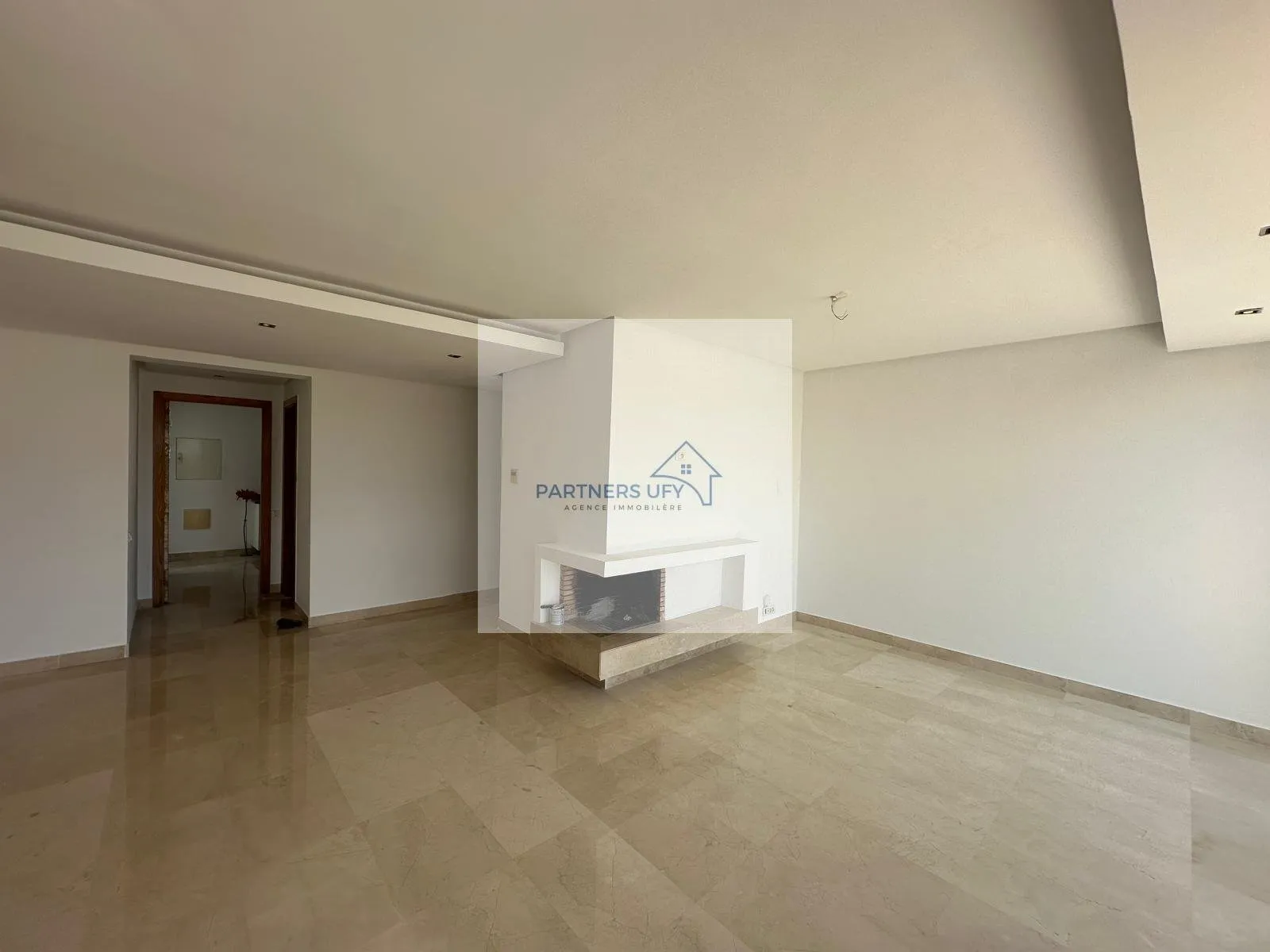 Superbe Appartement 3 Chambres à louer avec terrasse - بوسكورة