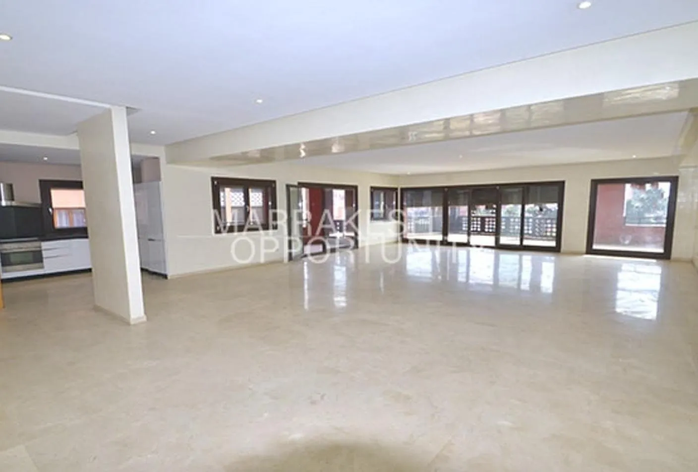 Appartement spacieux non meublé en location à Guéliz - مراكش