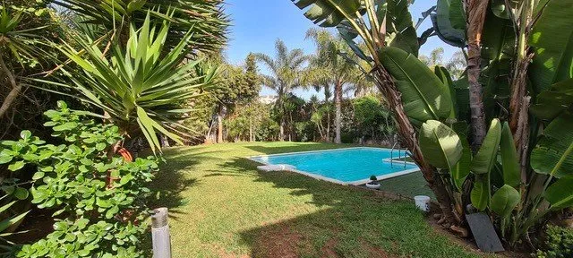 Villa haut standing, grand jardín et piscine. - الدار البيضاء