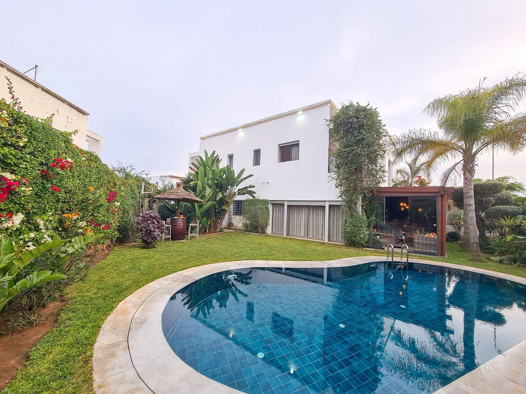 villa  4 chambres meublé avec grand jardin et piscine - الدار البيضاء