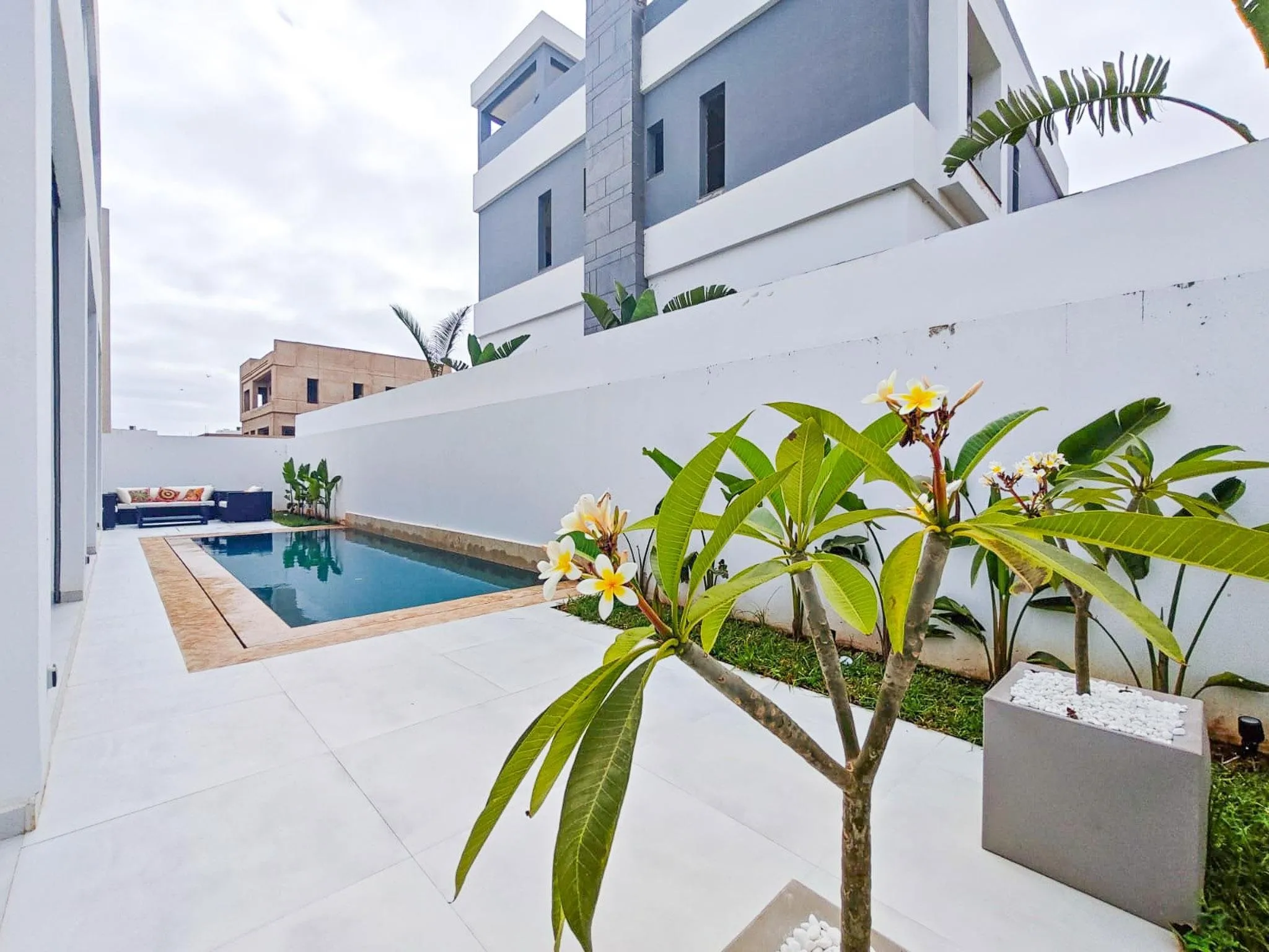 Villa moderne sur 3 niveaux à louer - الدار البيضاء
