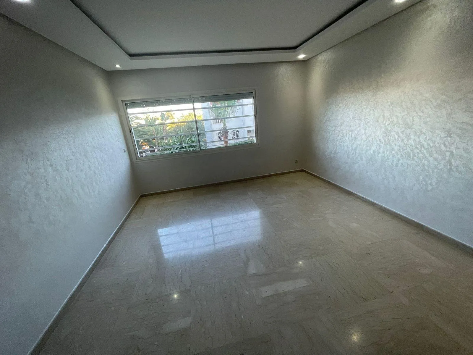 Très Beau Appartement À Louer vide Ain Diab - الدار البيضاء (2)
