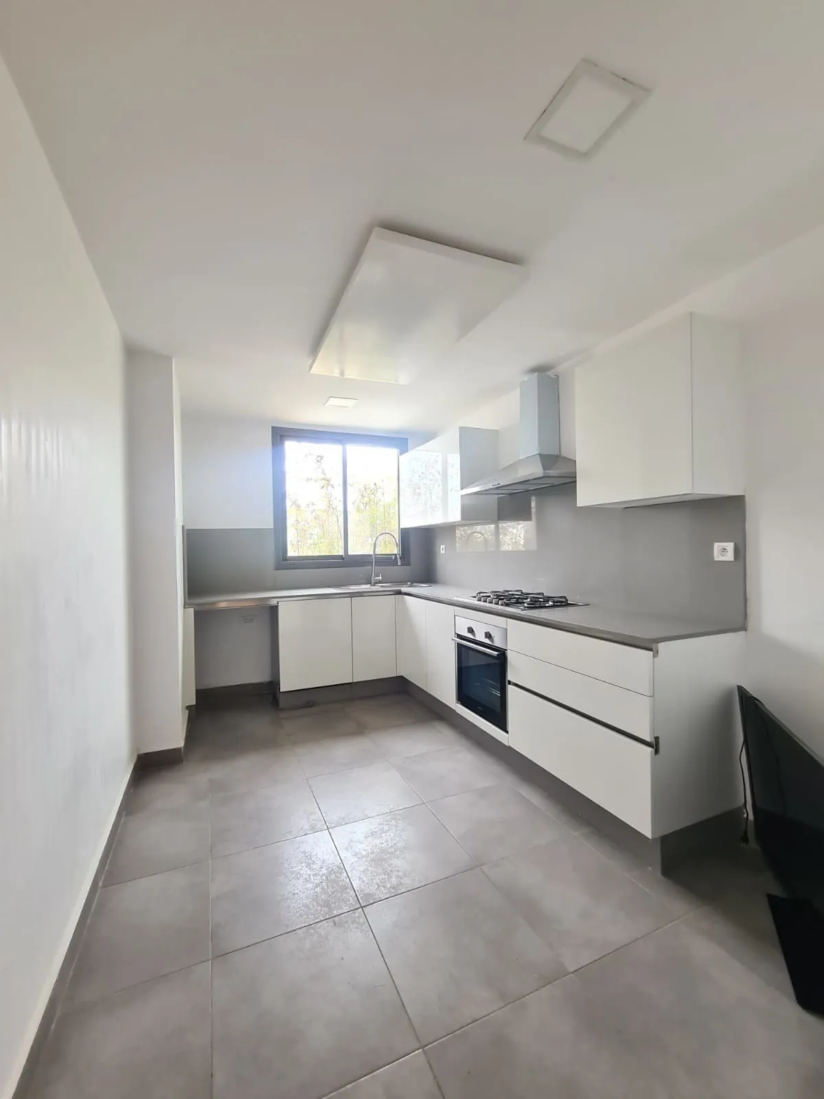 Location superbe apprtement vide  3 chambres-Racine - الدار البيضاء