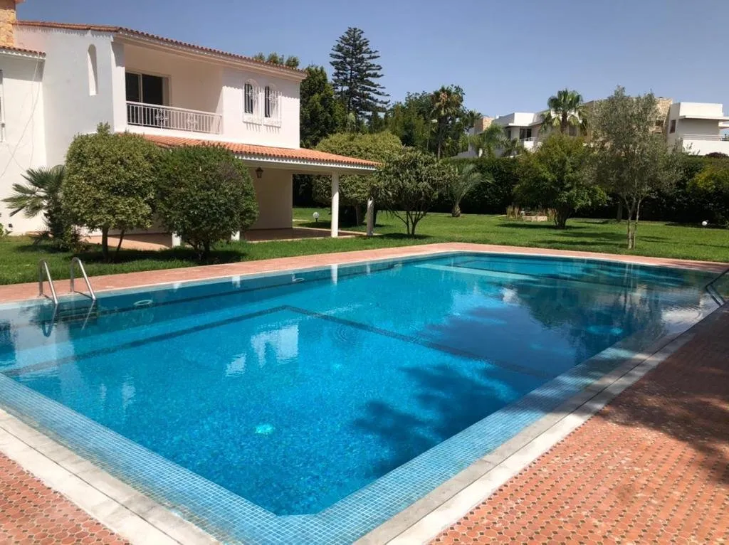 Coquette villa avec un beau jardin et piscine - الرباط
